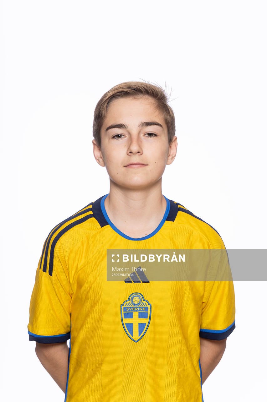 David Marklund poserar för ett porträtt under en fotografering med det svenska P15 future team landslaget i fotboll den 29 september 2023 i Stockholm.