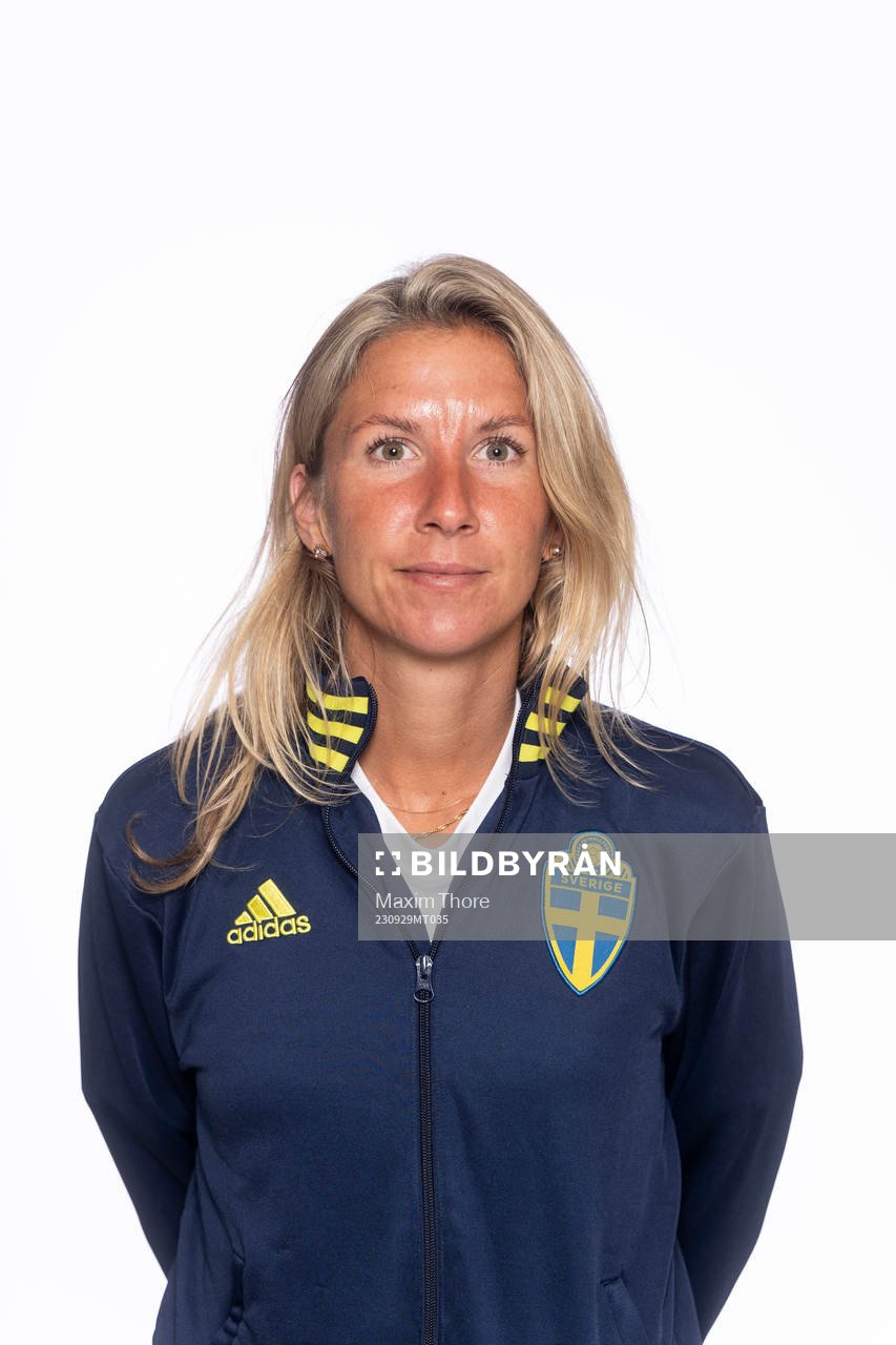 Analytiker Louise Schillgard poserar för ett porträtt under en fotografering med det svenska P15 future team landslaget i fotboll den 29 september 2023 i Stockholm.