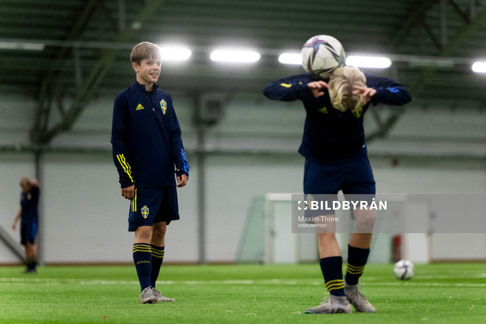 Algot Hjelm (vänster) under en träning med det svenska P15 future team landslaget i fotboll den 29 september 2023 i Stockholm. 