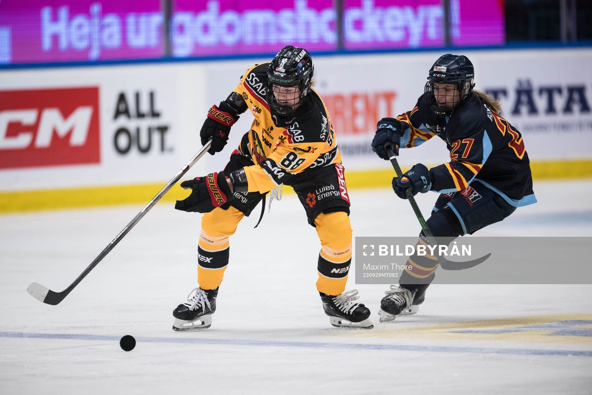Luleås Ronja Savolainen och Djurgårdens Alice Wallin