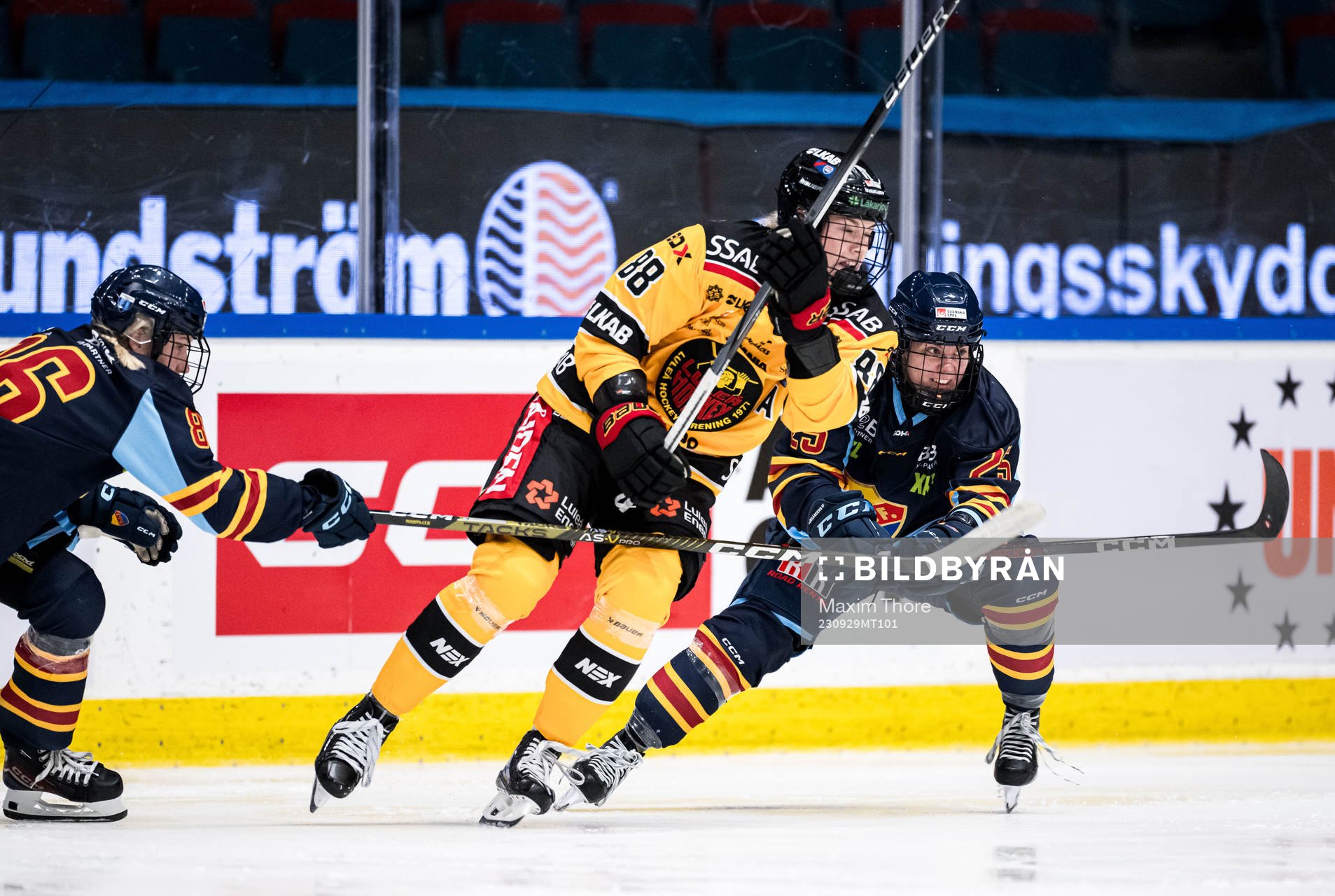 Luleås Ronja Savolainen och Djurgårdens Alice Wallin