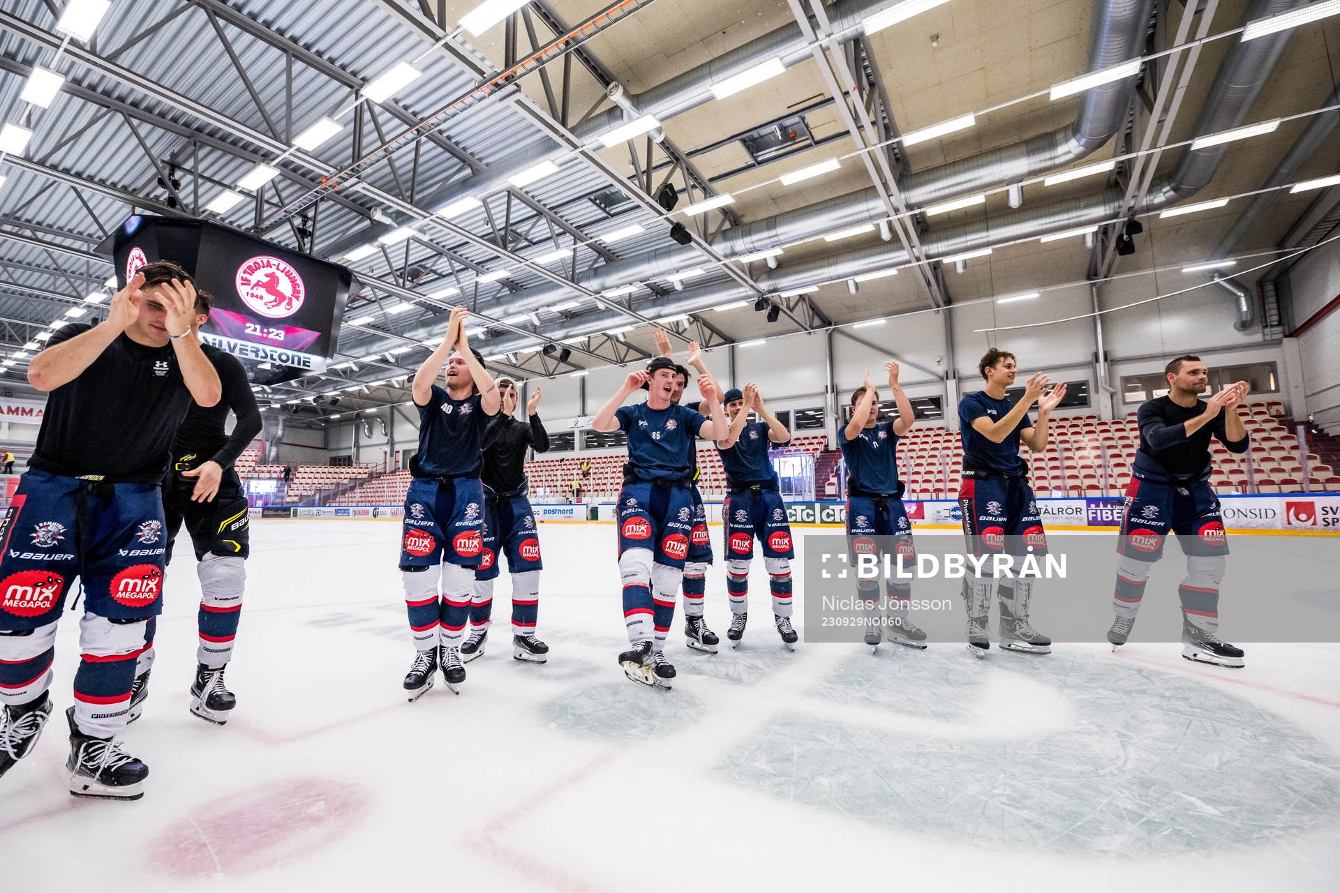Halmstads Viktor Bernhardtz jublar med lagkamrater