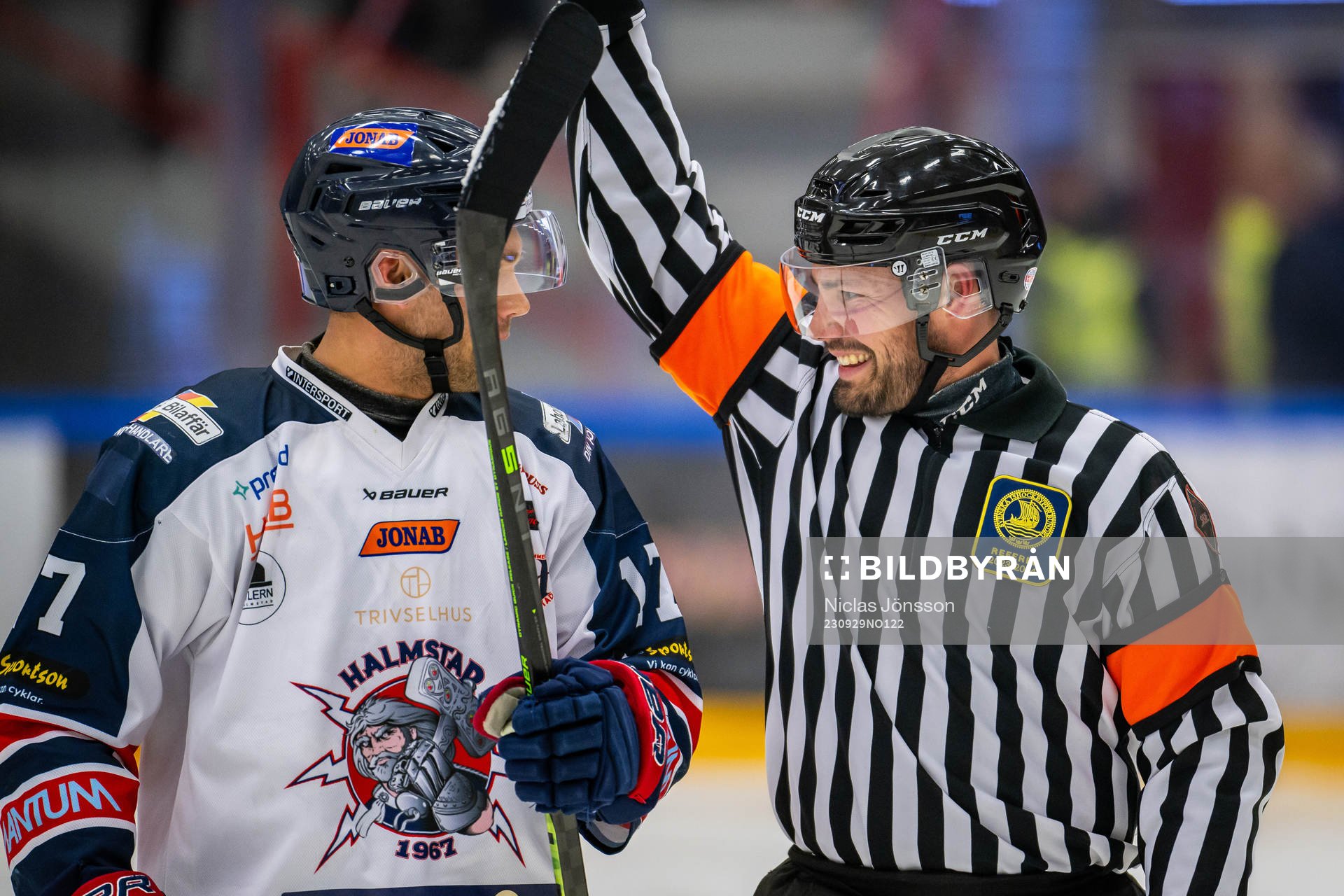 Halmstads Andreas Andersson  i samspråk med Domare Fredrik