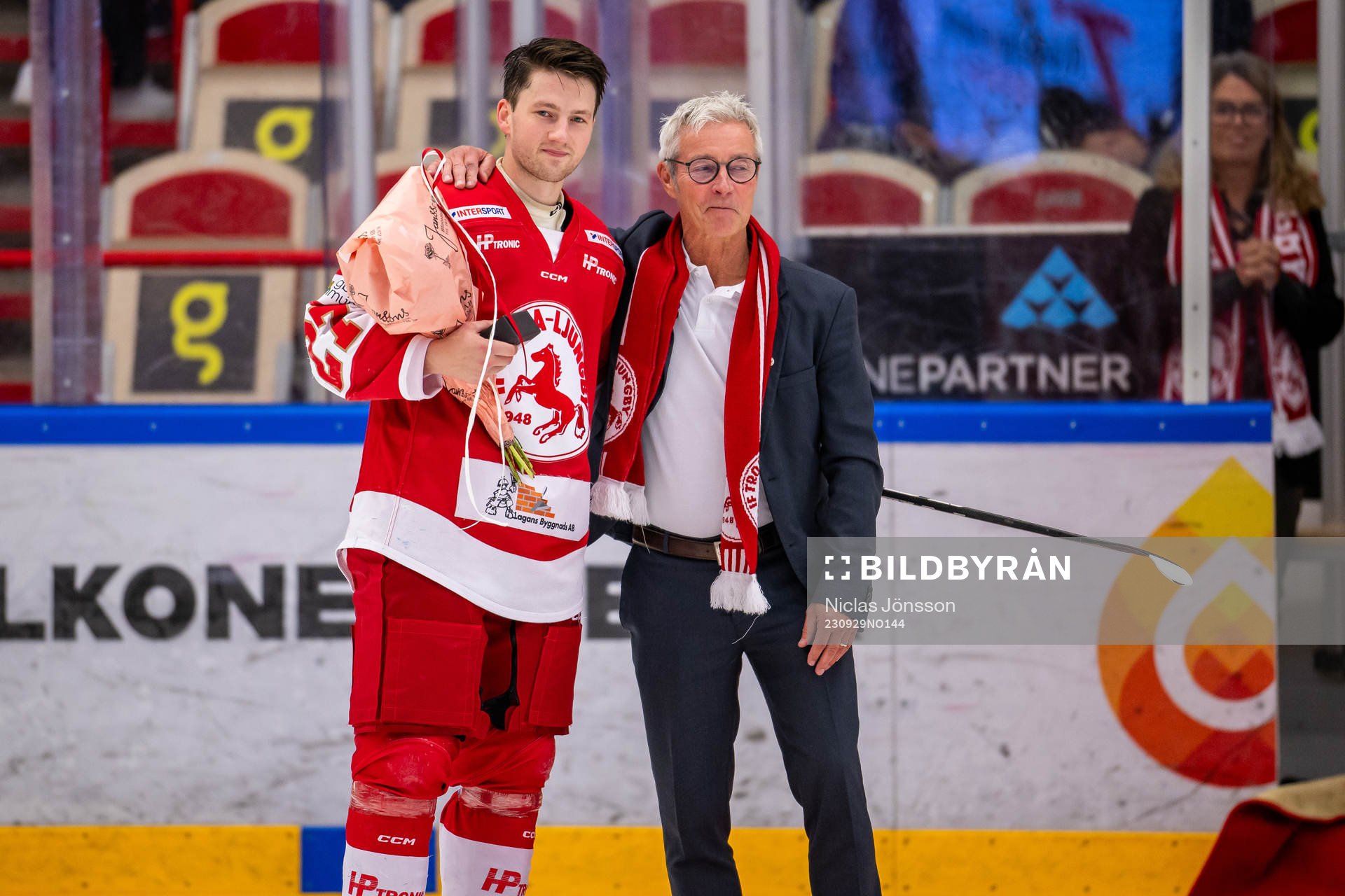 Troja/Ljungbys William Romfors mottager blommer