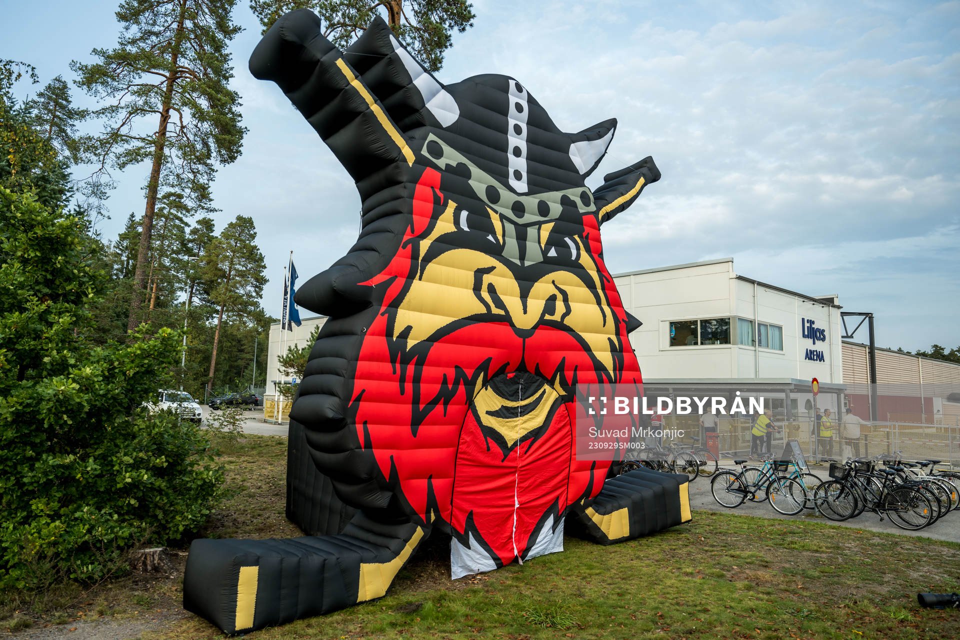 Nybro Vikings klubbmärke utanför Liljas Arena