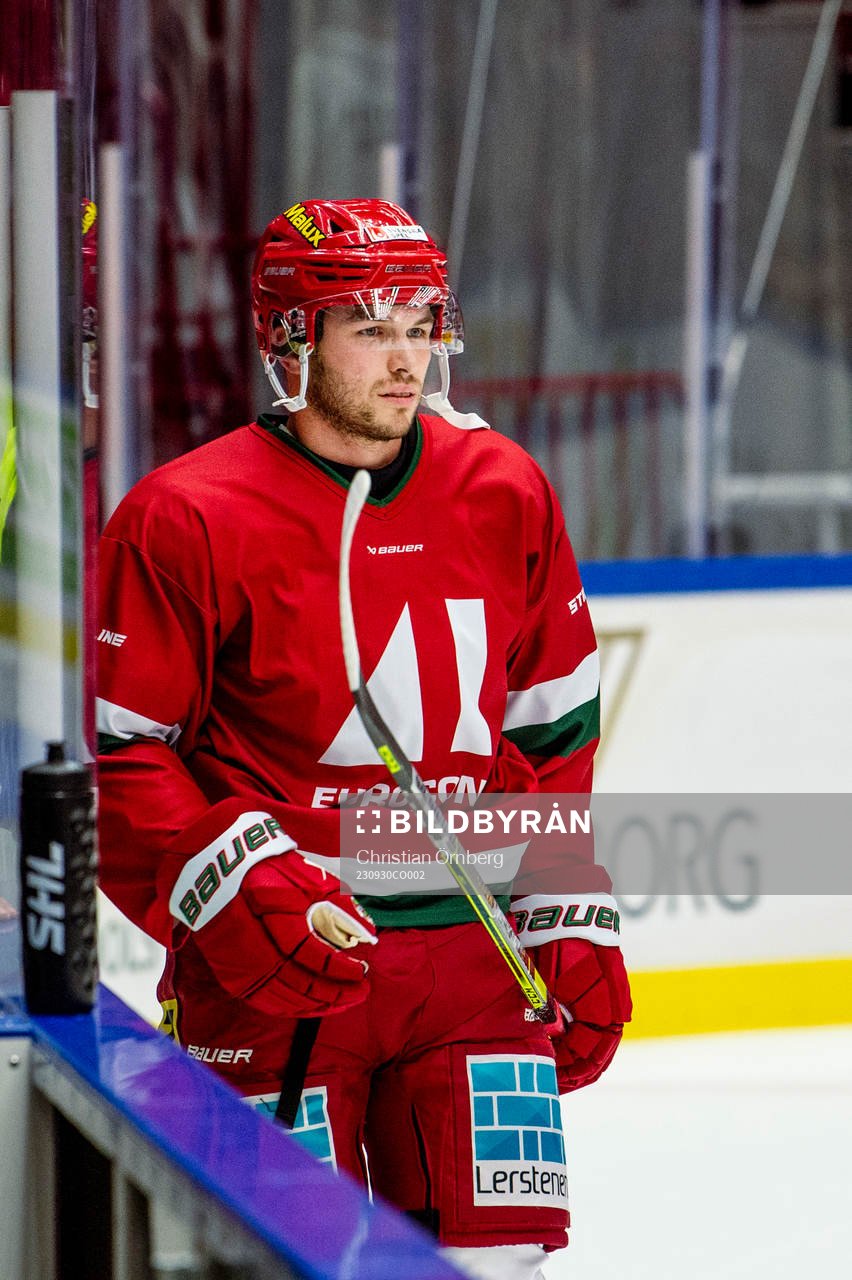 MoDos Danny O'Regan värmer upp innan ishockeymatchen i SHL