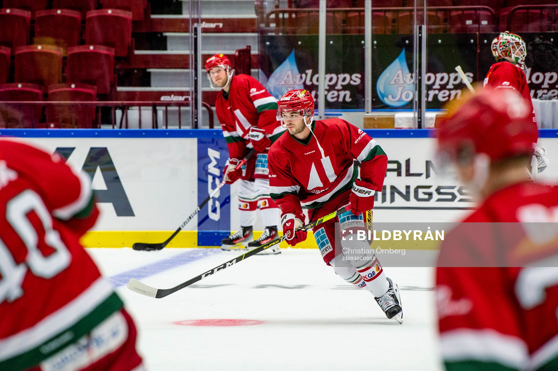 MoDos Danny O'Regan värmer upp innan ishockeymatchen i SHL