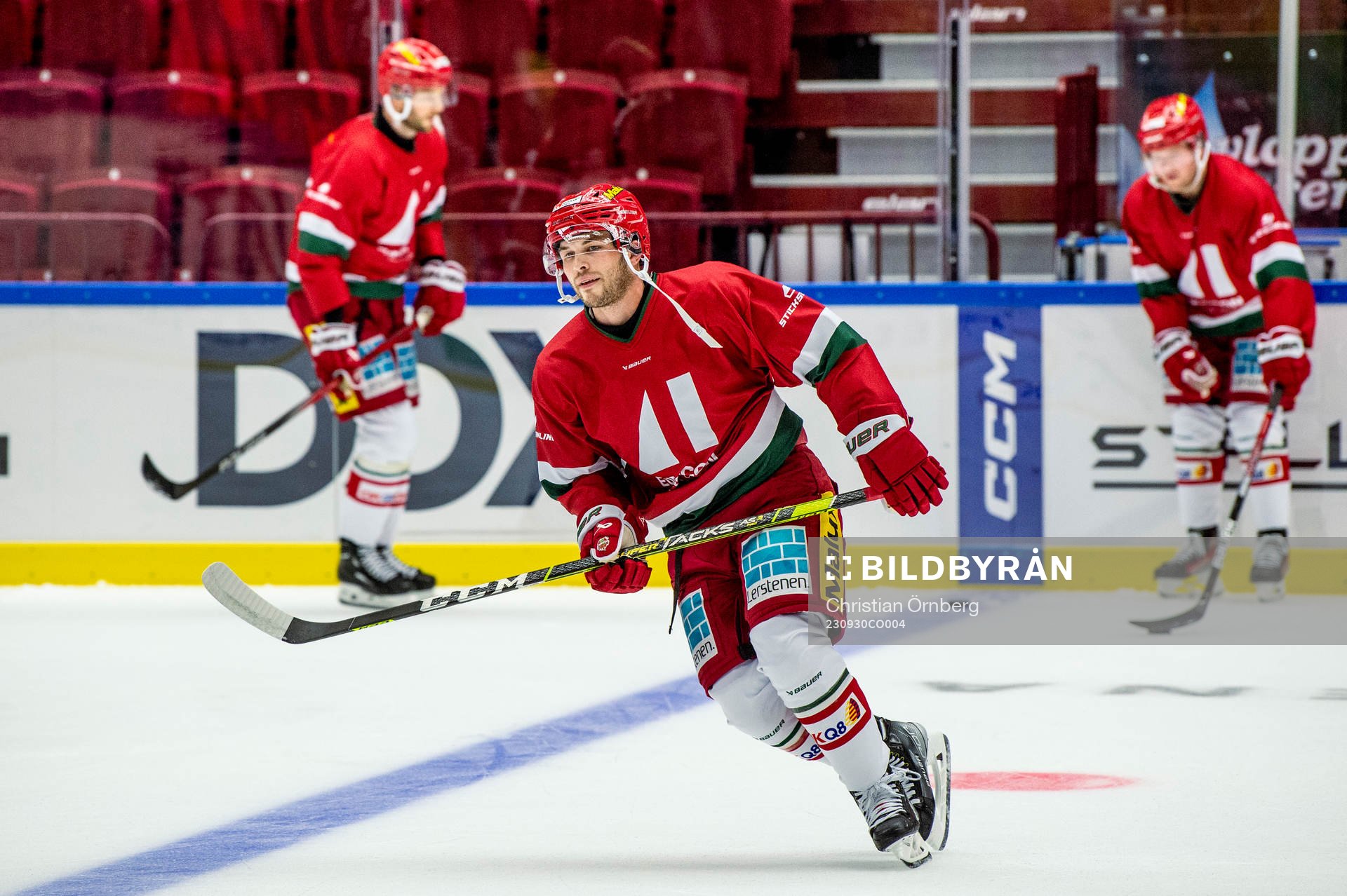 MoDos Danny O'Regan värmer upp innan ishockeymatchen i SHL