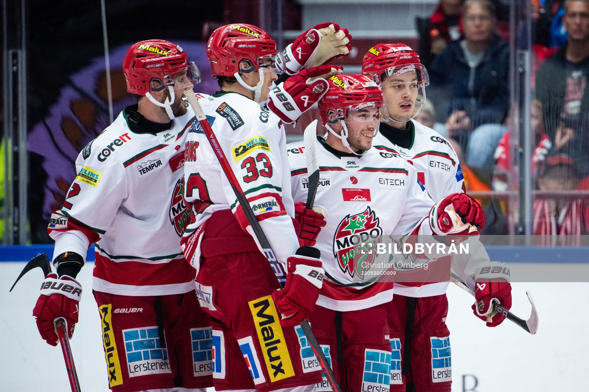 MoDos Danny O'Regan jublar med lagkamrater