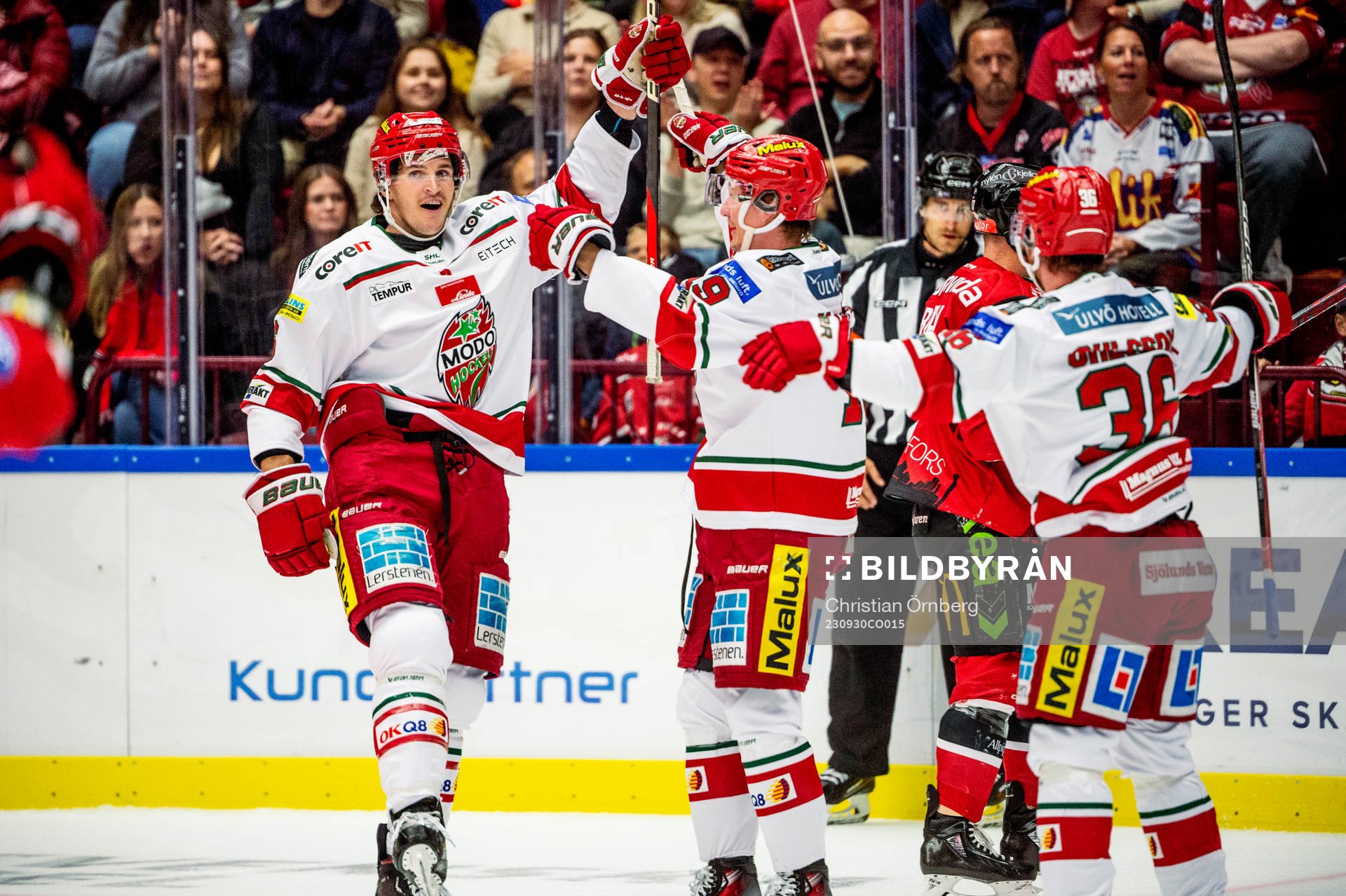 MoDos Daniel Brickley jublar med lagkamraterna