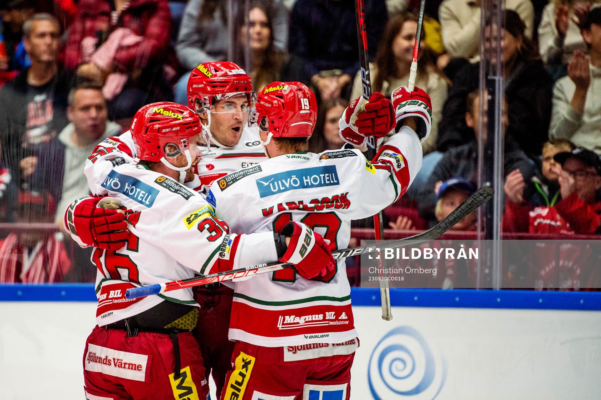 MoDos Daniel Brickley jublar med lagkamraterna