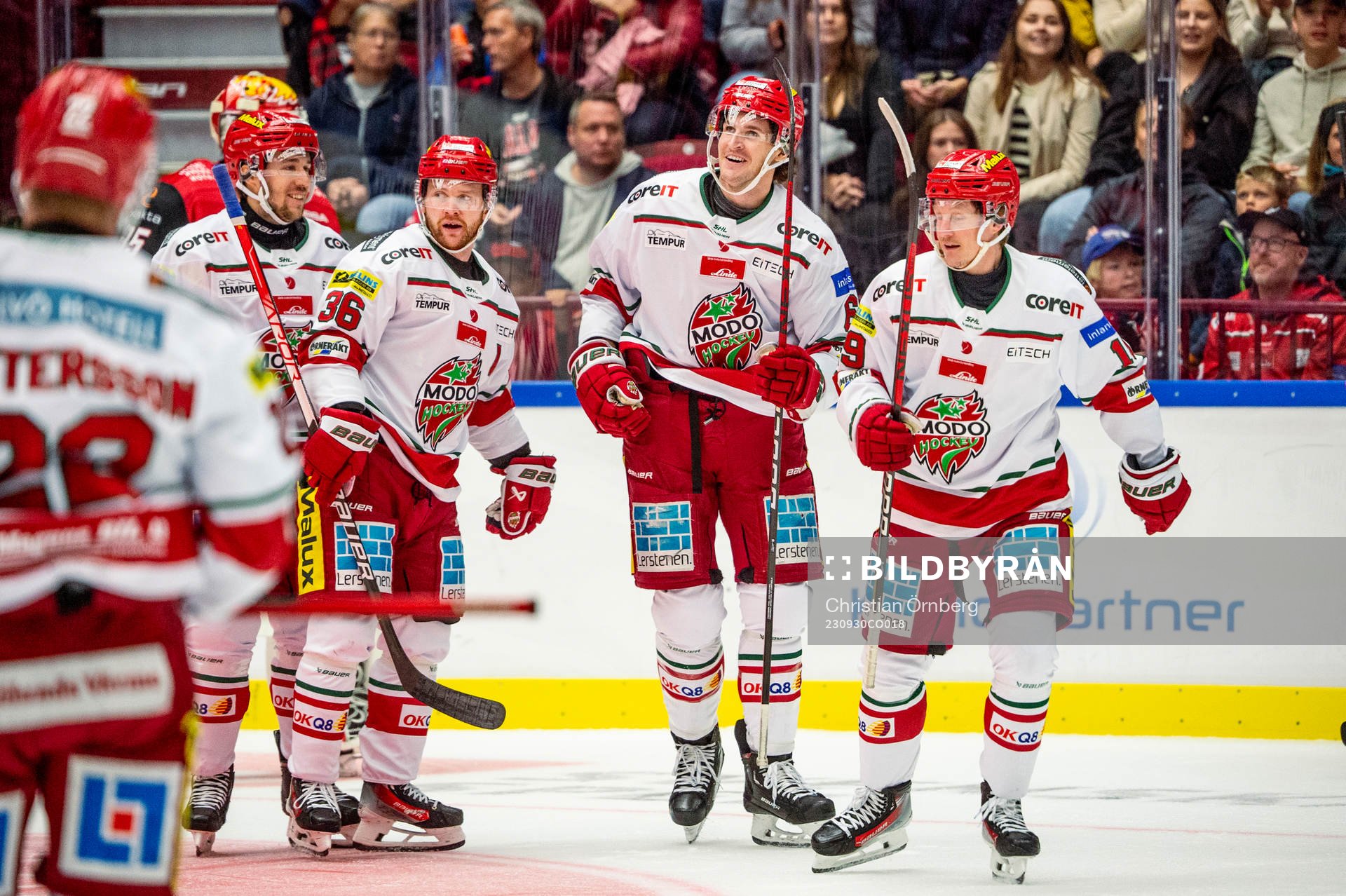 MoDos Daniel Brickley jublar med lagkamraterna