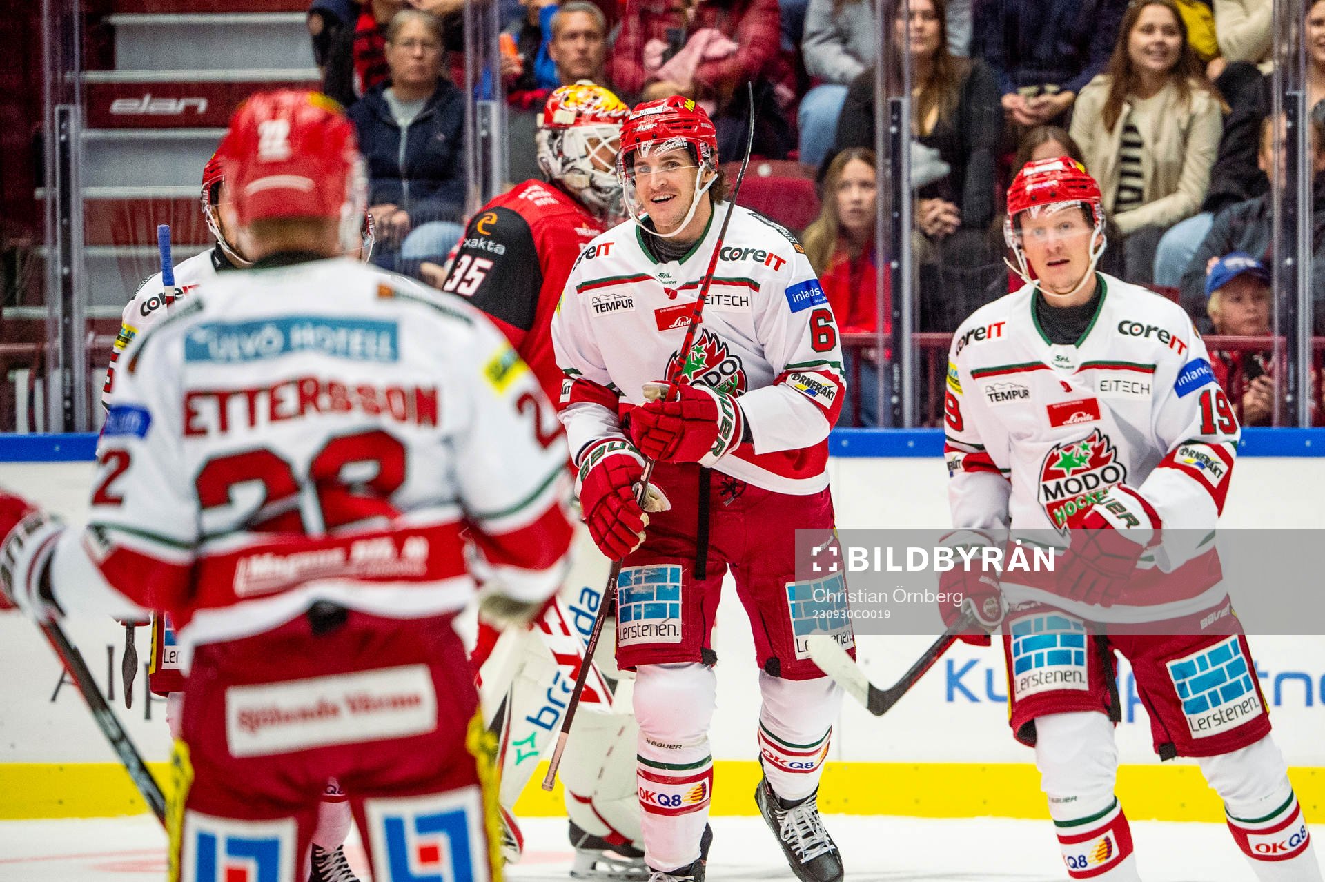 MoDos Daniel Brickley jublar med lagkamraterna