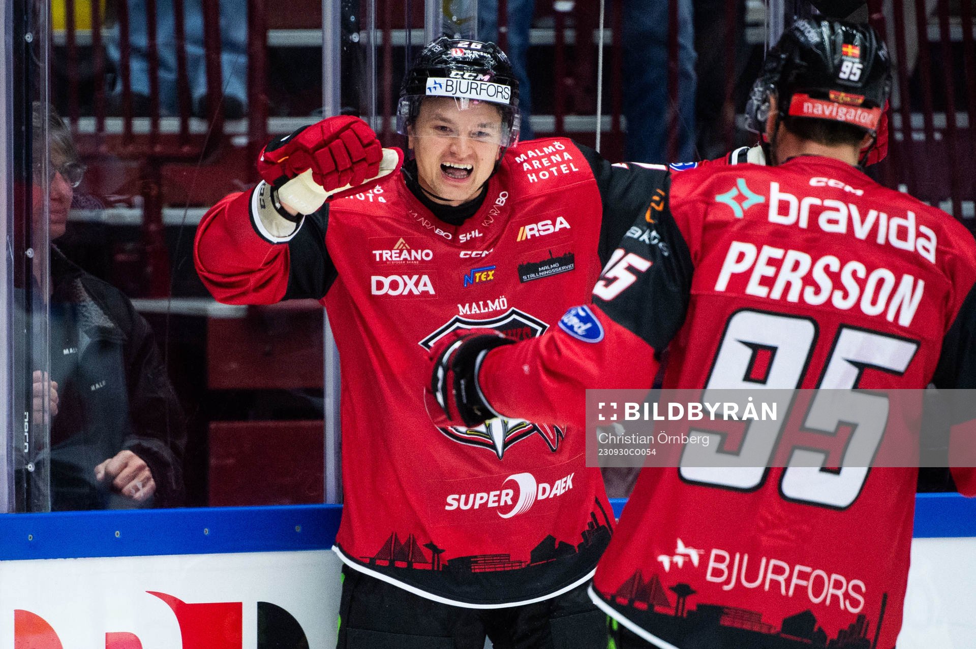Malmö Redhawks Teemu Kivihalme jublar med Carl Persson