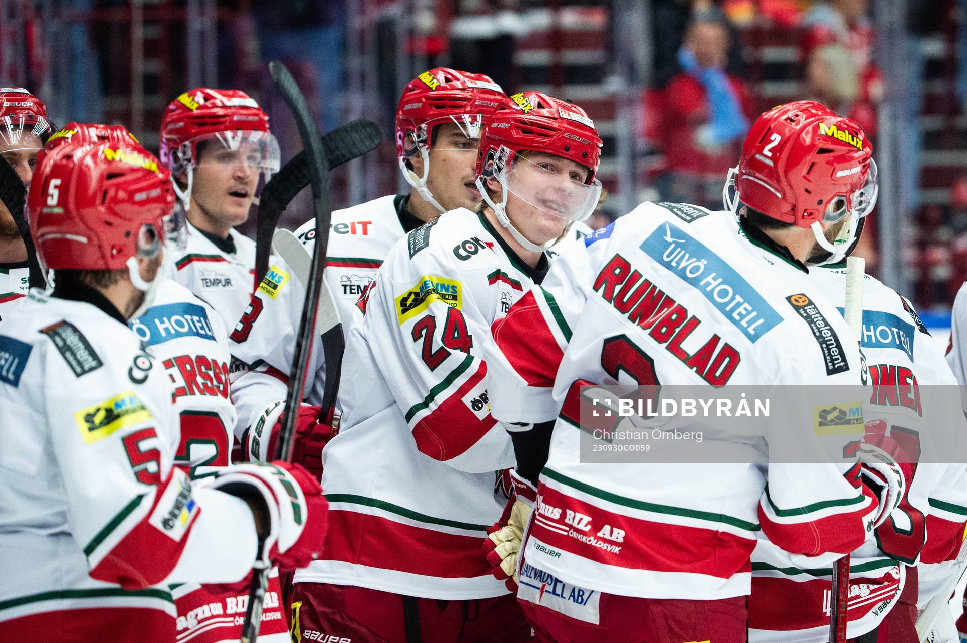 MoDos Erik Walli Walterholm jublar med lagkamrater