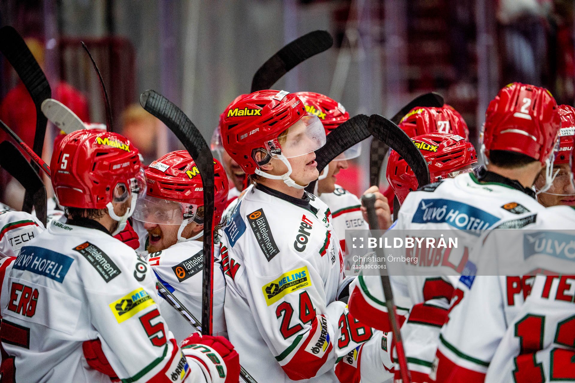 MoDos Erik Walli Walterholm jublar med lagkamraterna