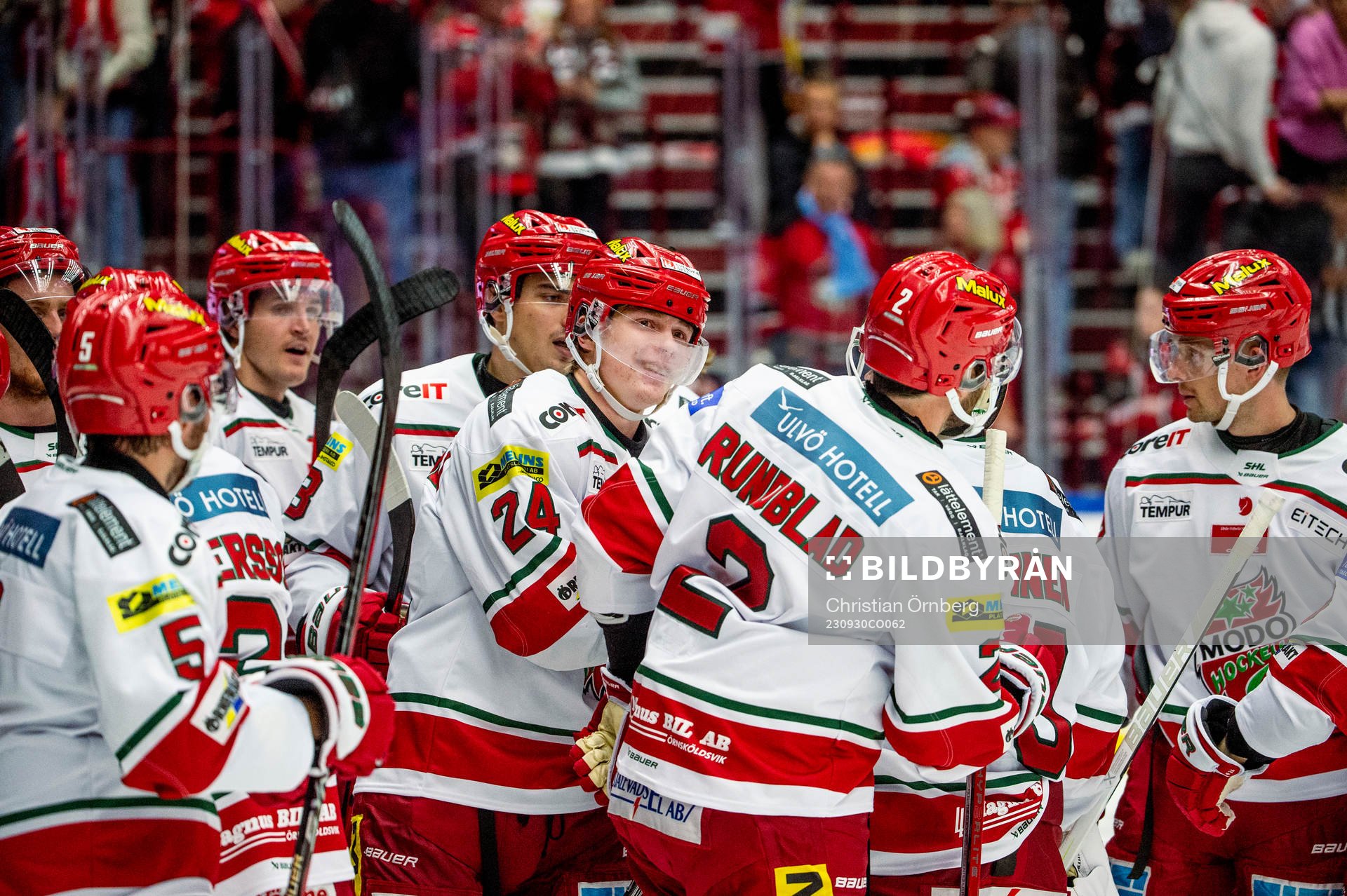 MoDos Erik Walli Walterholm jublar med lagkamraterna