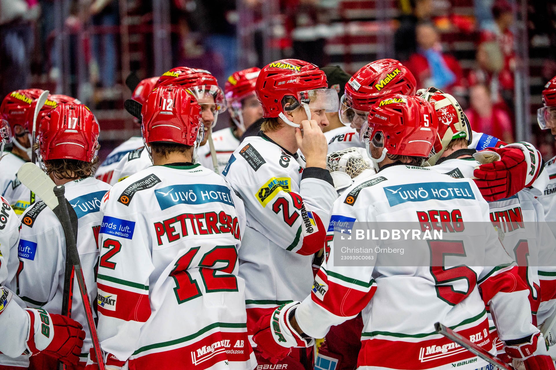 MoDos Erik Walli Walterholm jublar med lagkamraterna