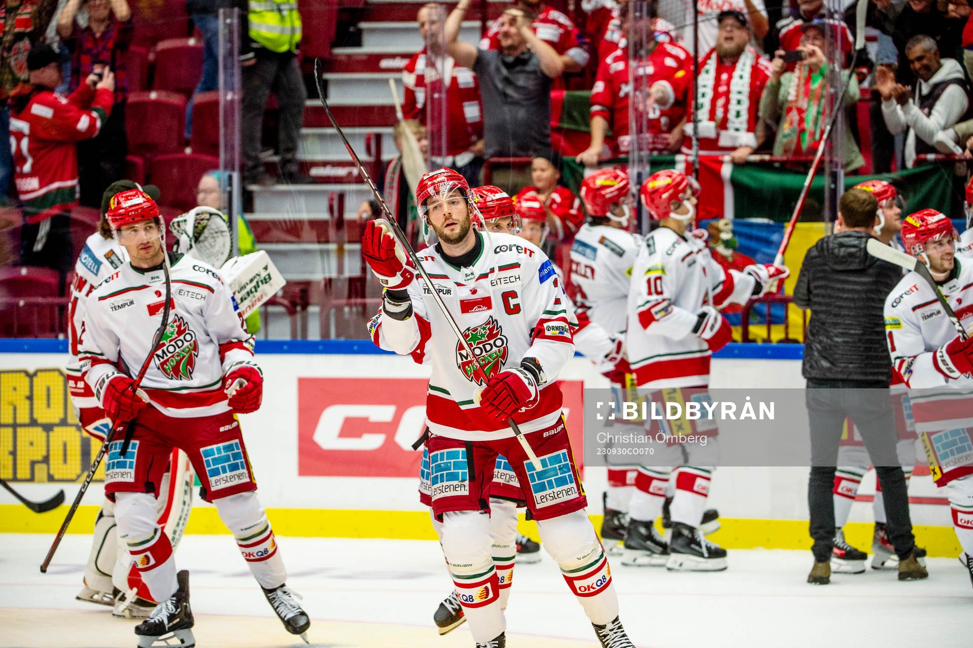 MoDos David Rundblad jublar med lagkamraterna