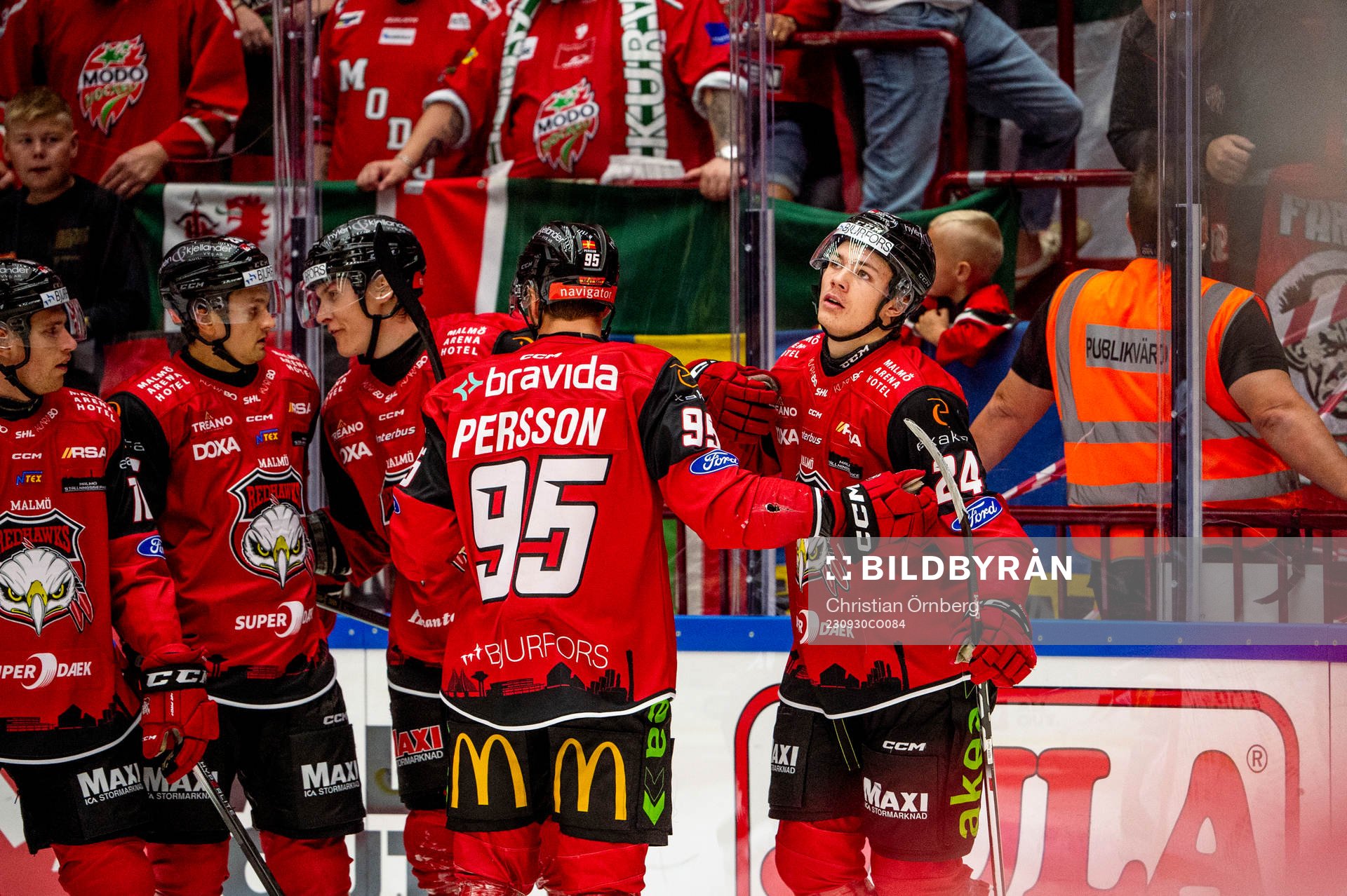 Malmö Redhawks Anton Wahlberg jublar med lagkamraterna