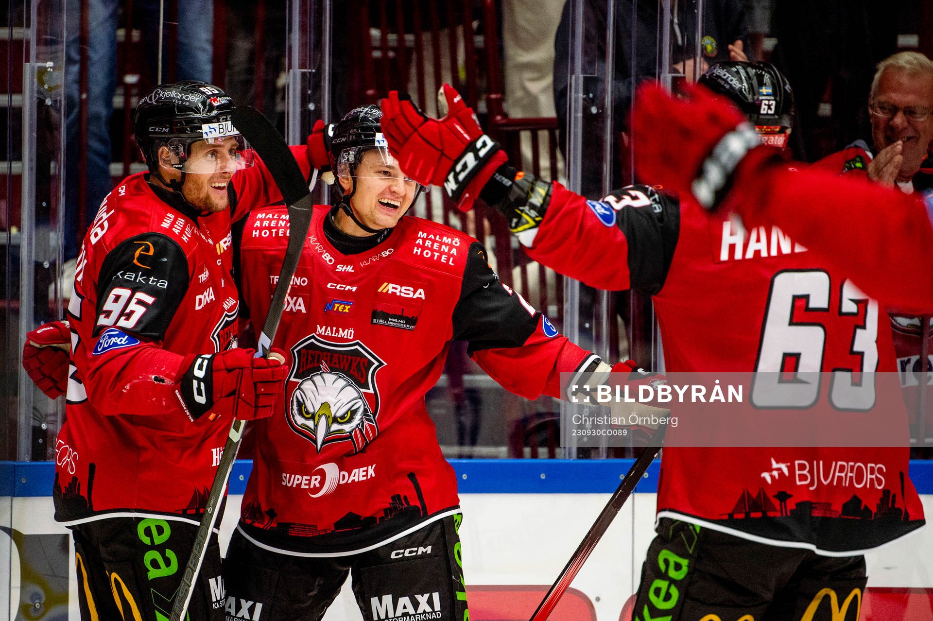 Malmö Redhawks Teemu Kivihalme jublar med lagkamraterna