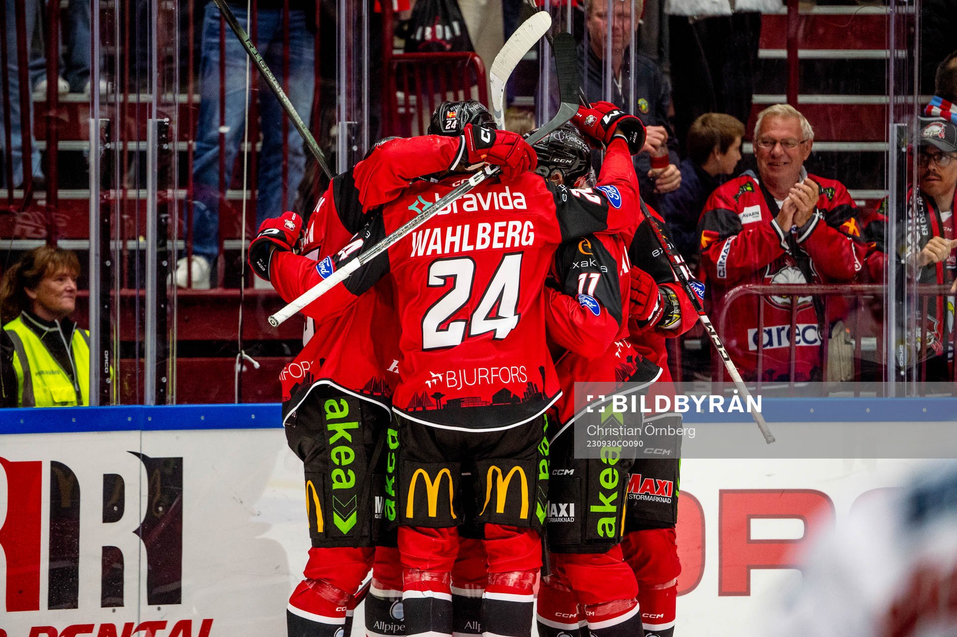Malmö Redhawks Teemu Kivihalme jublar med lagkamraterna