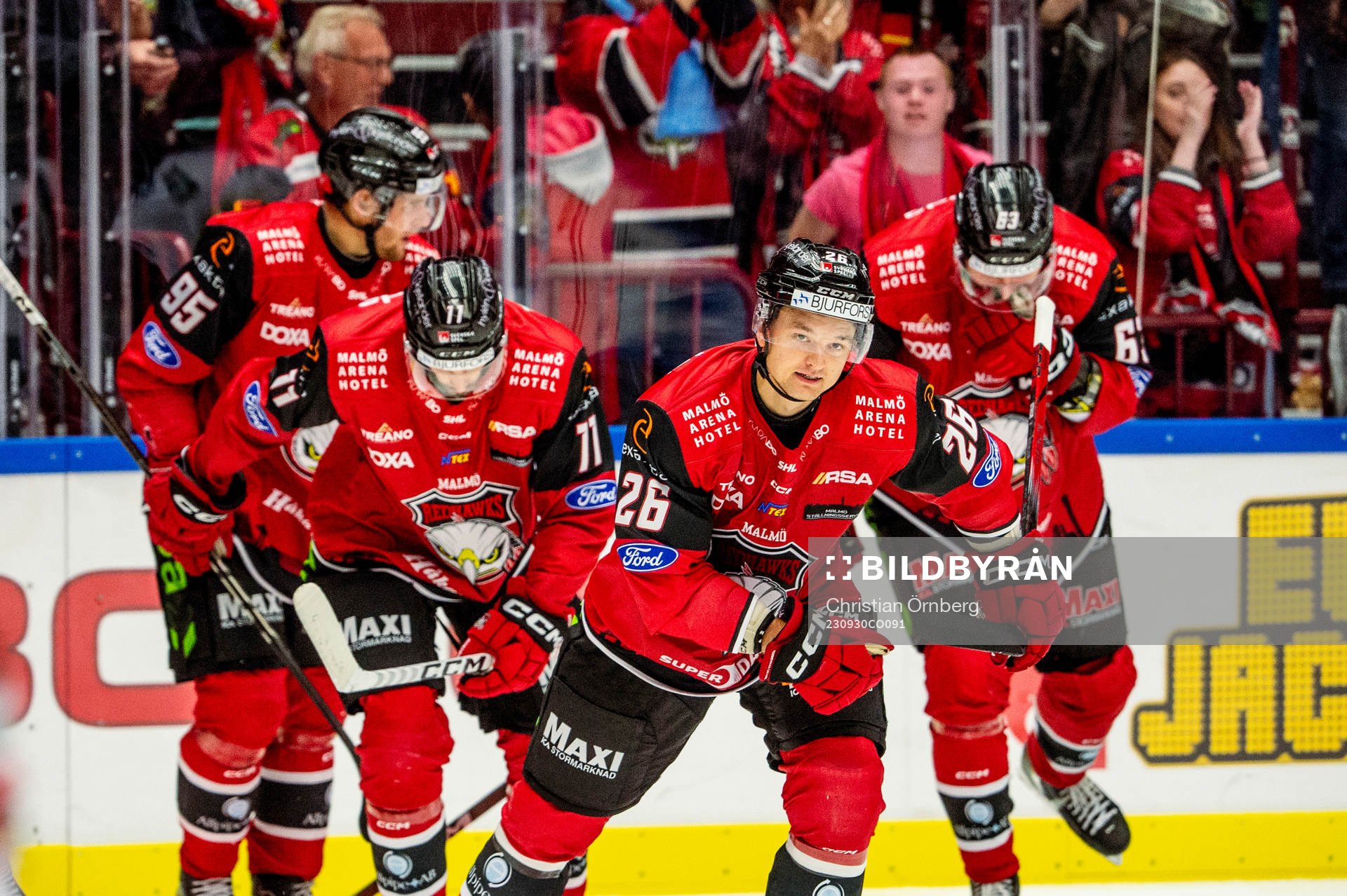 Malmö Redhawks Teemu Kivihalme jublar med lagkamraterna