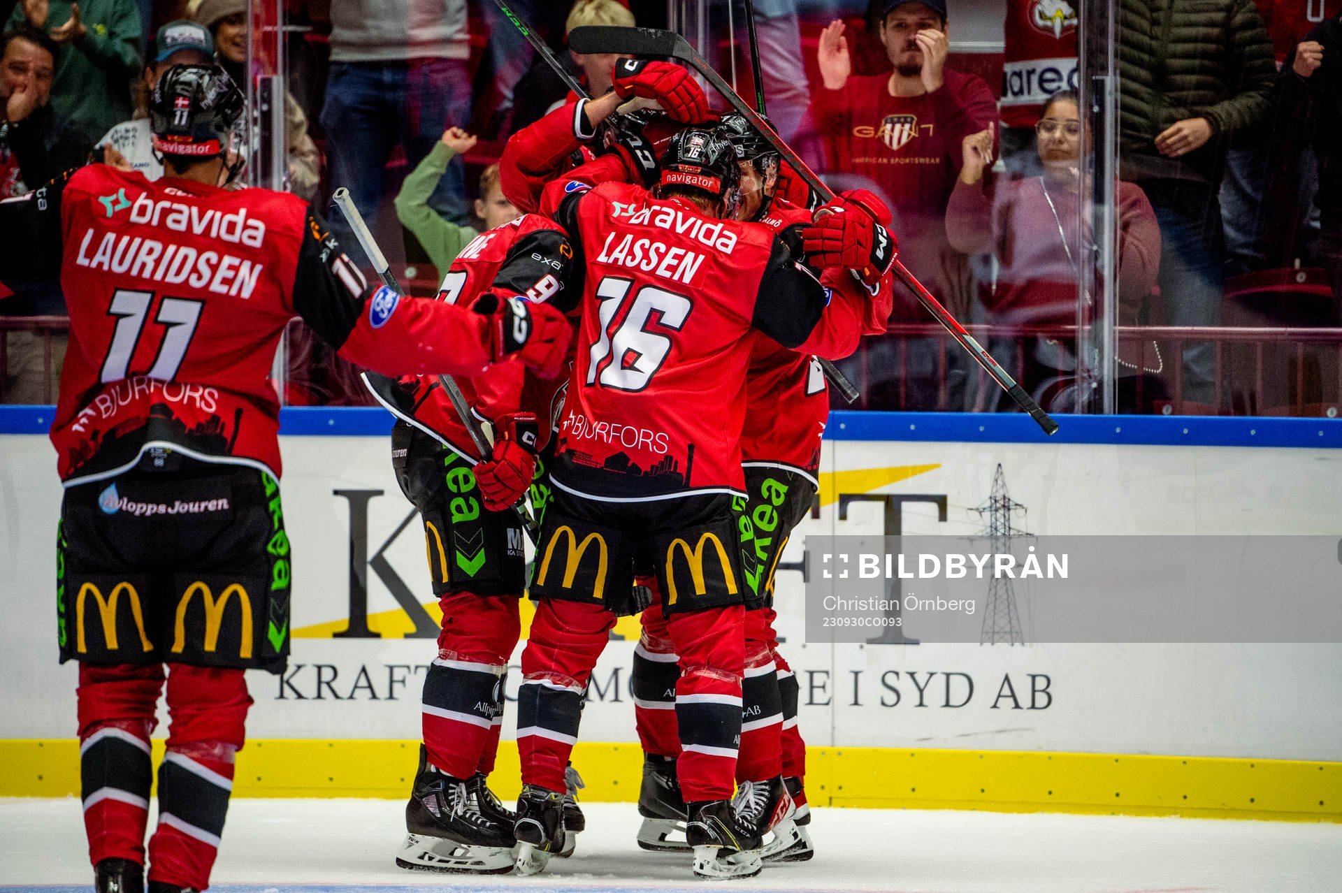 Malmö Redhawks Kim Rosdahl jublar med lagkamraterna