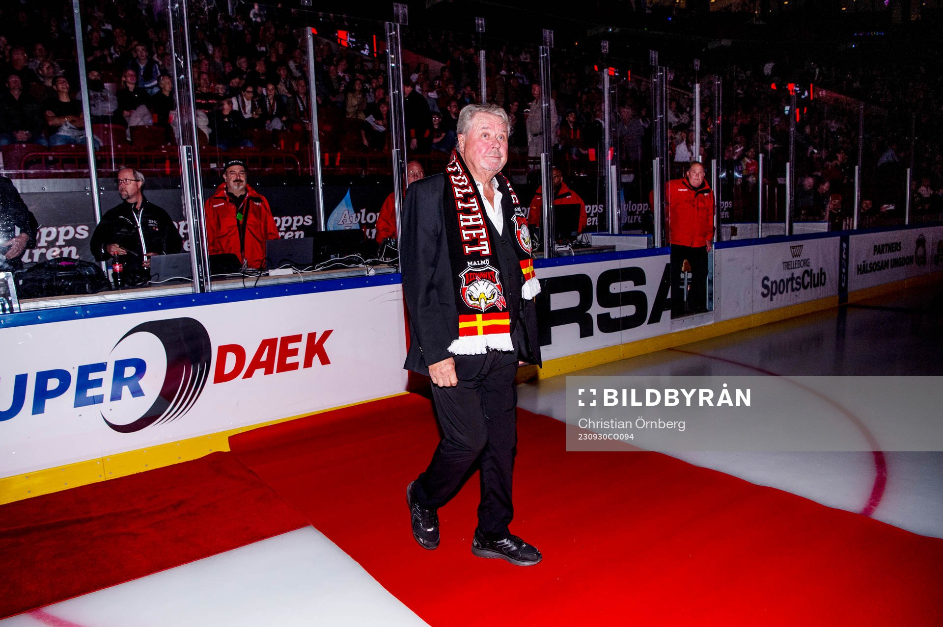 Percy Nilsson hyllas innan ishockeymatchen i SHL mellan
