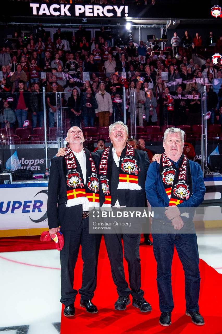 Percy Nilsson hyllas innan ishockeymatchen i SHL mellan
