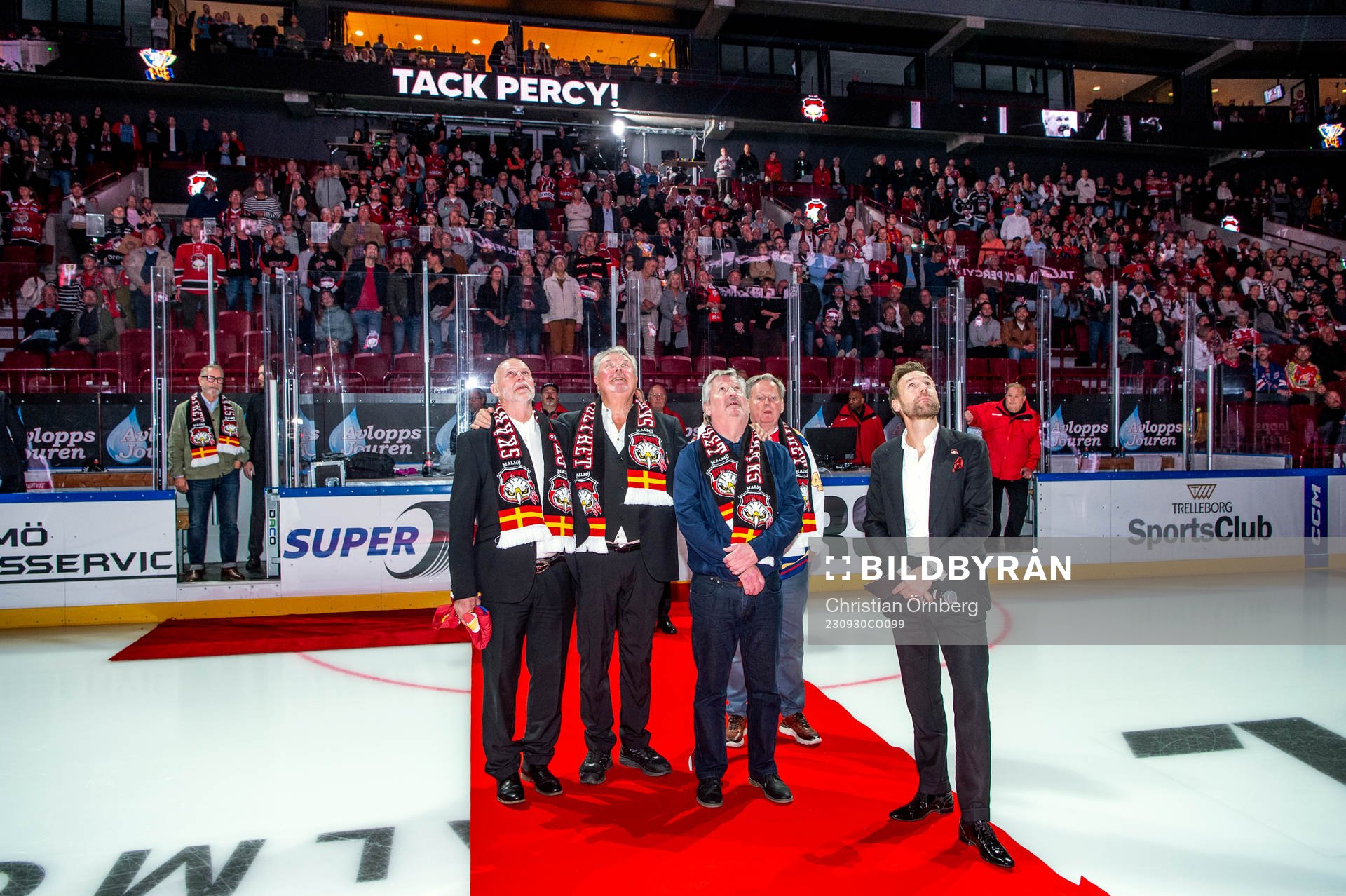 Percy Nilsson hyllas innan ishockeymatchen i SHL mellan