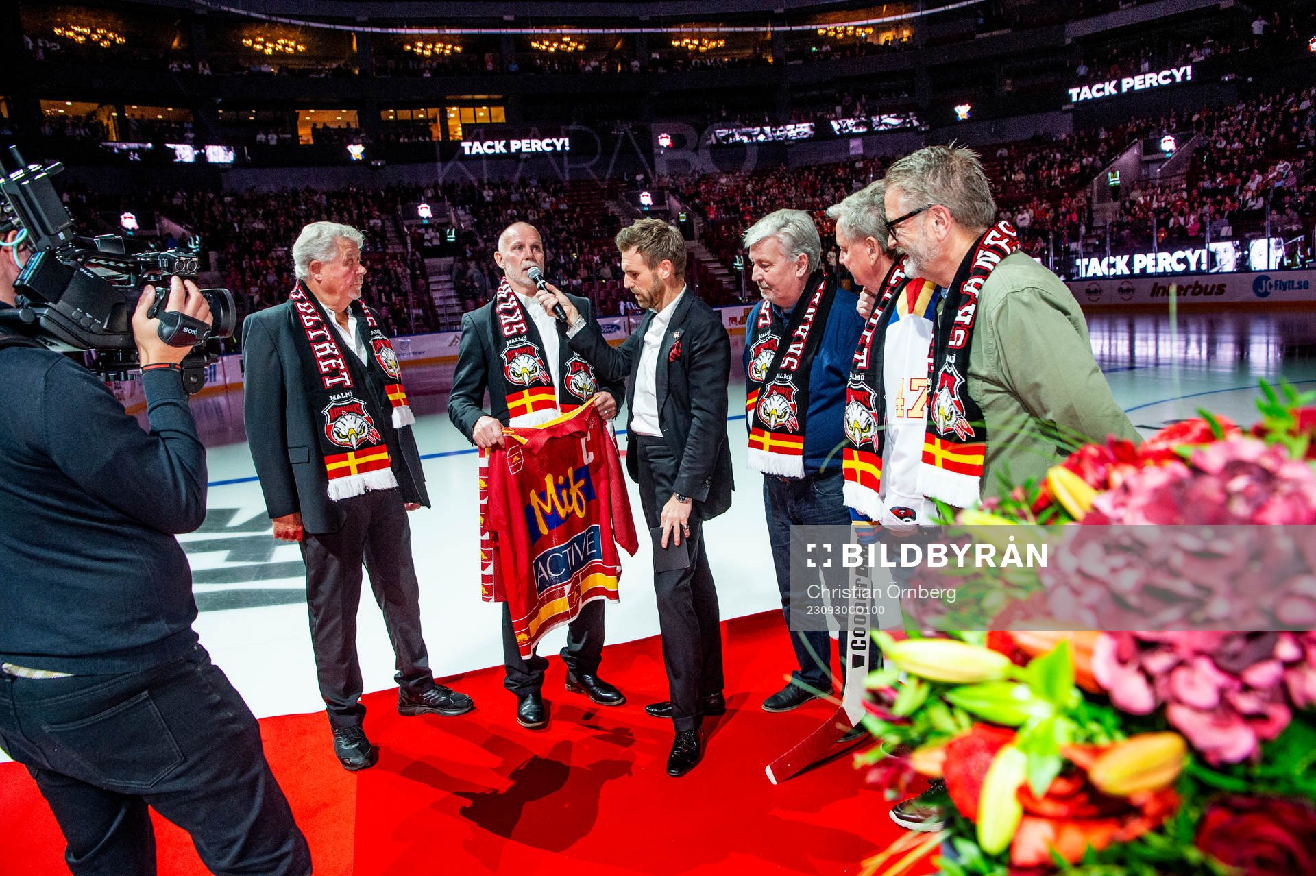 Percy Nilsson hyllas innan ishockeymatchen i SHL mellan