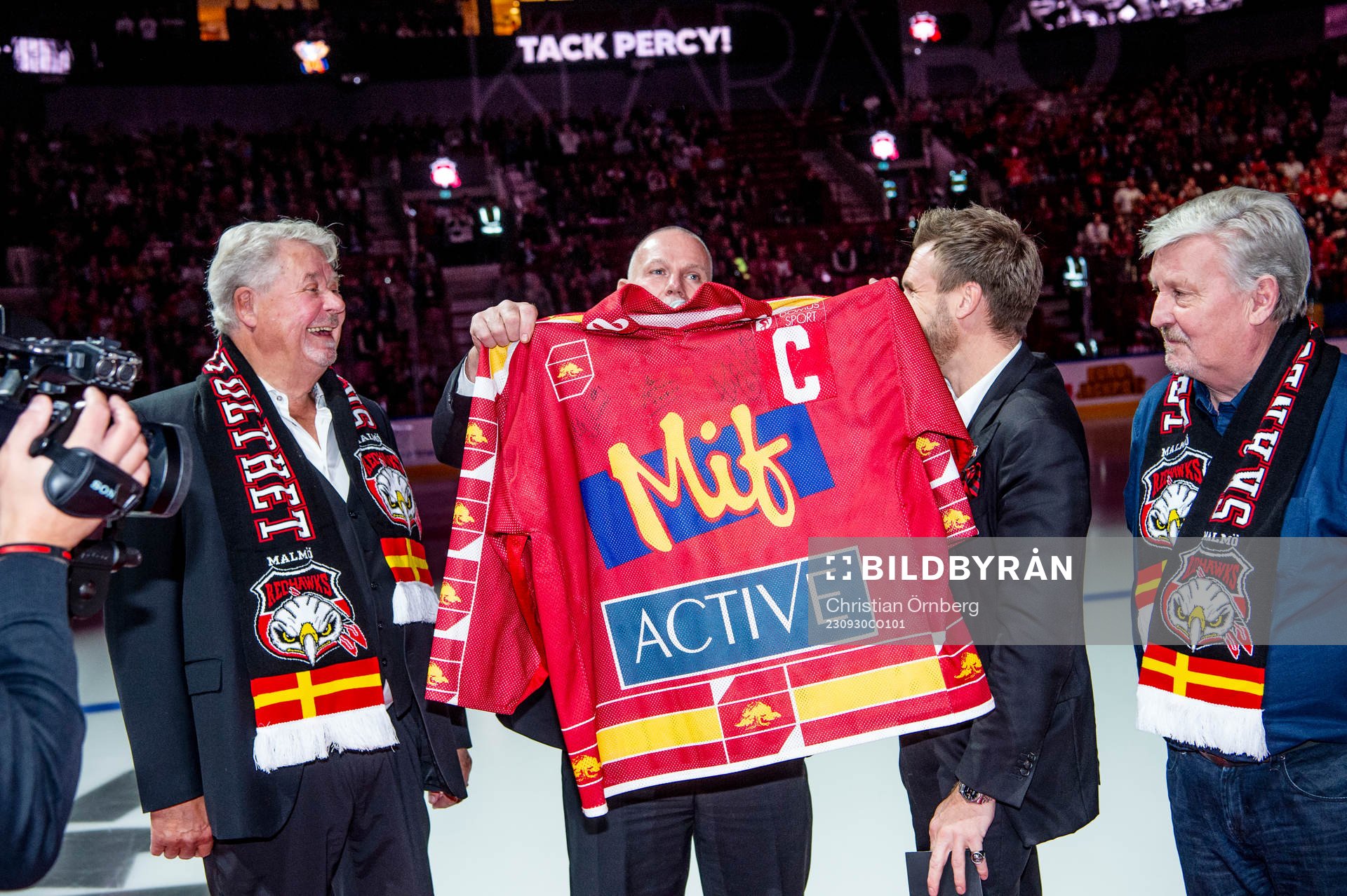 Percy Nilsson hyllas innan ishockeymatchen i SHL mellan