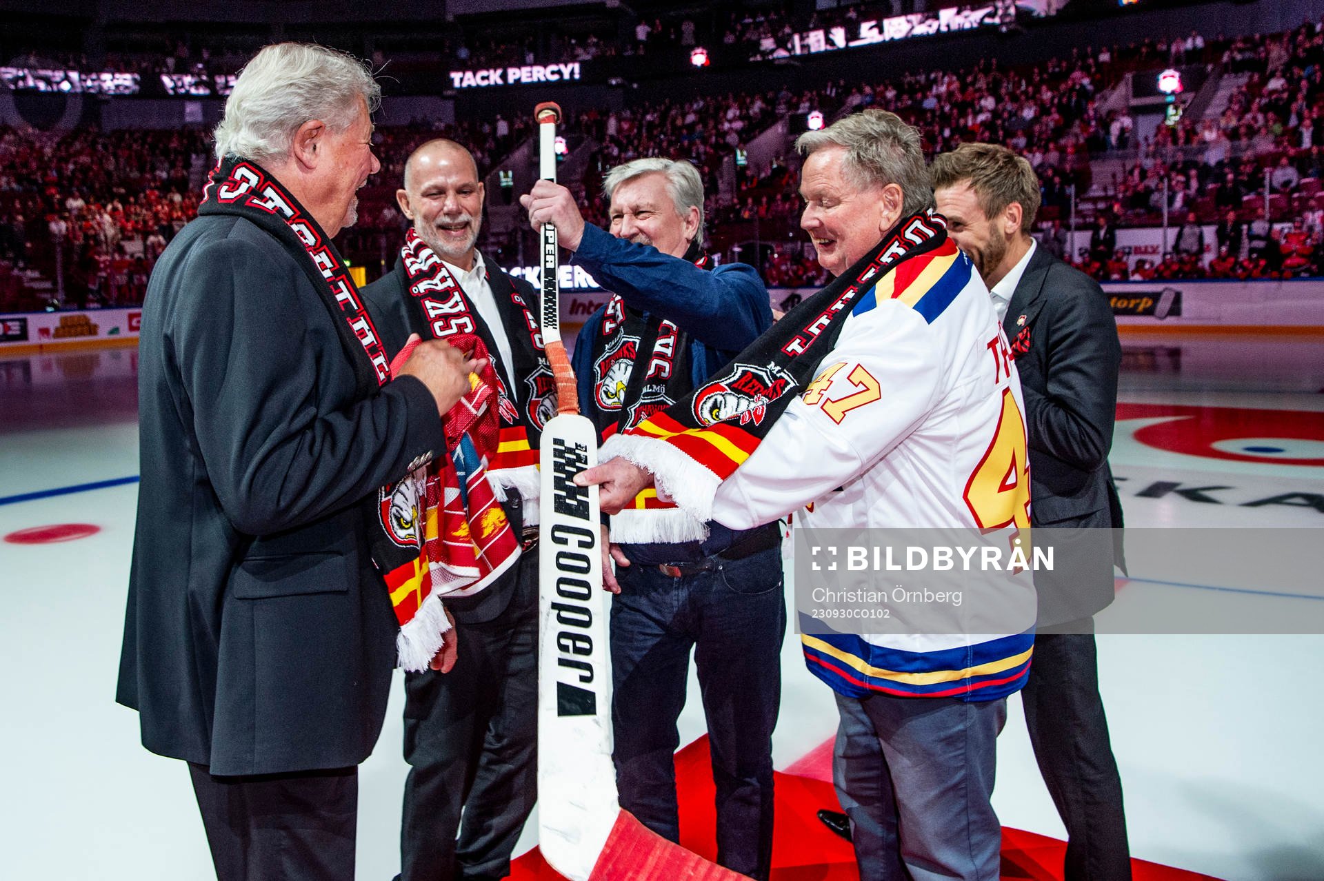 Percy Nilsson hyllas innan ishockeymatchen i SHL mellan