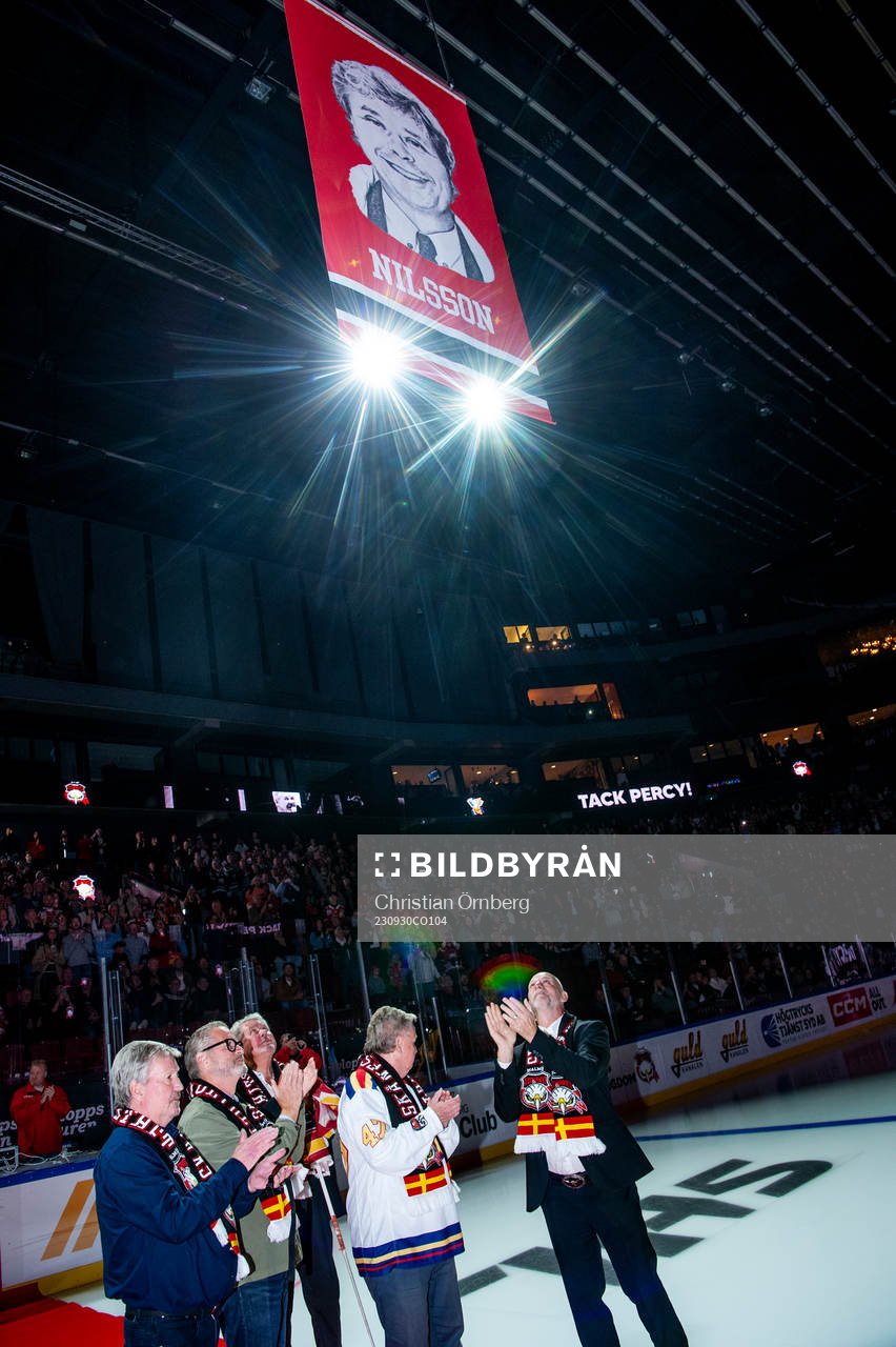 Percy Nilsson hyllas innan ishockeymatchen i SHL mellan