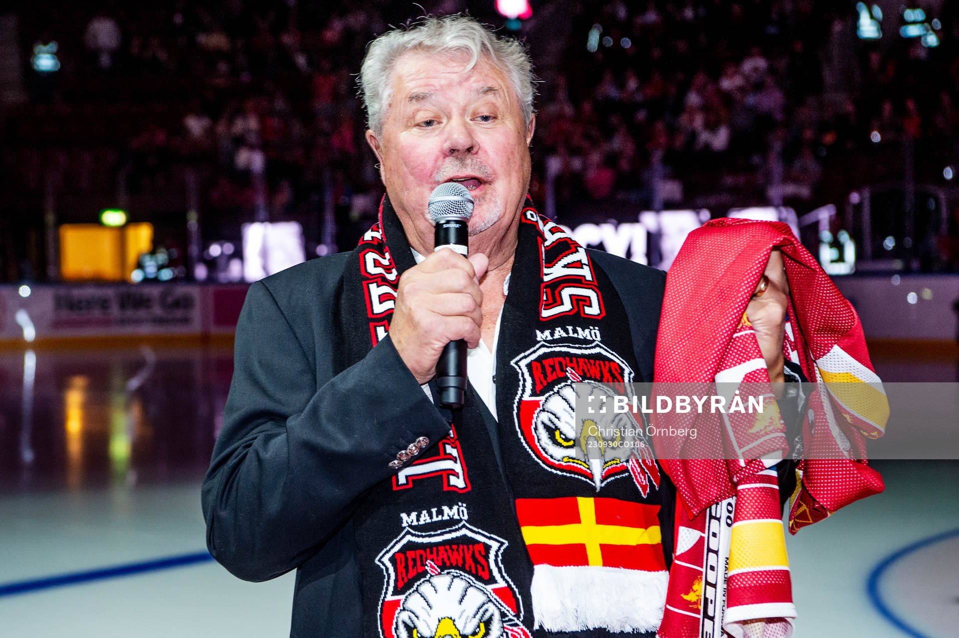 Percy Nilsson hyllas innan ishockeymatchen i SHL mellan