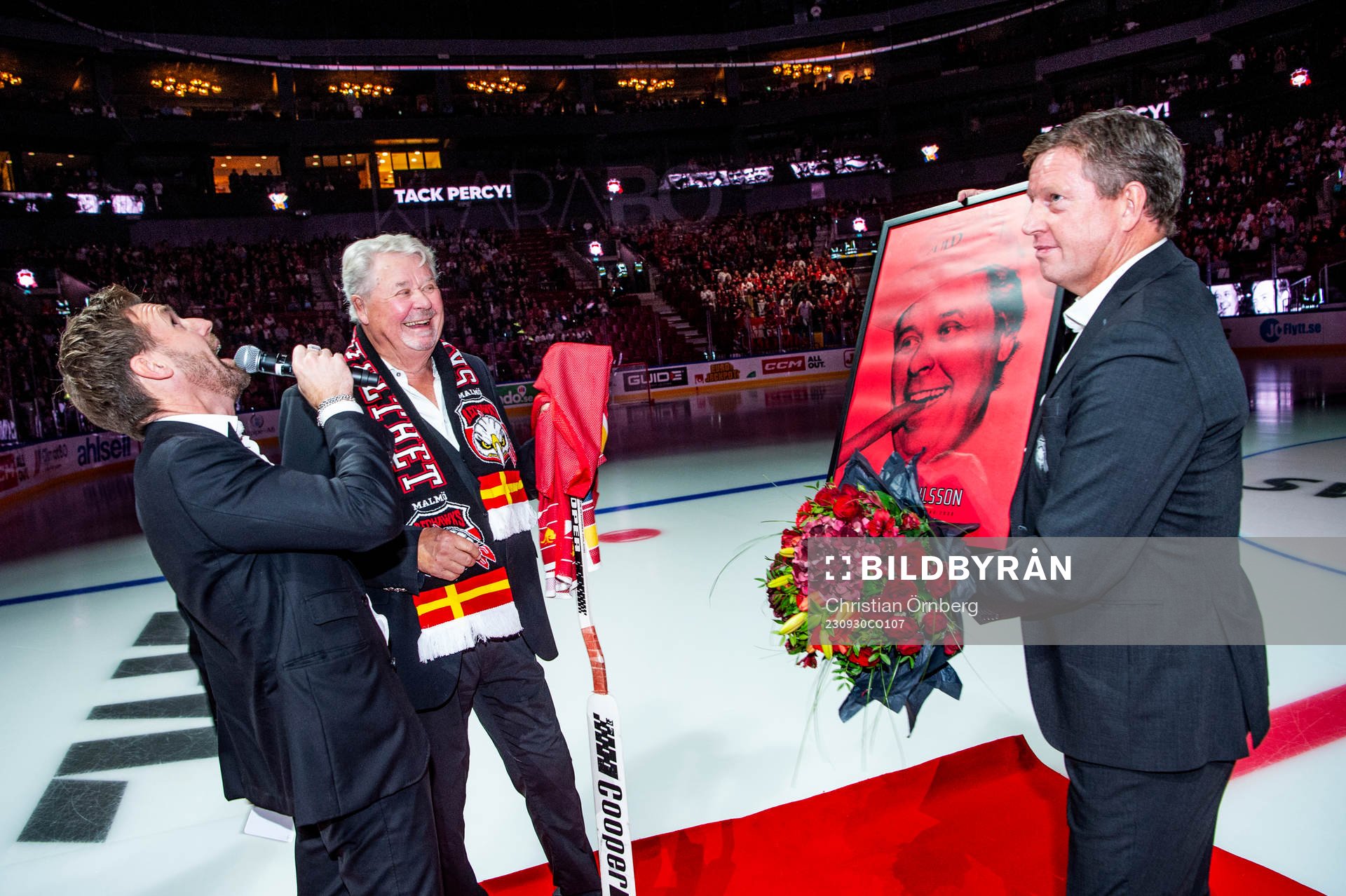 Percy Nilsson hyllas innan ishockeymatchen i SHL mellan