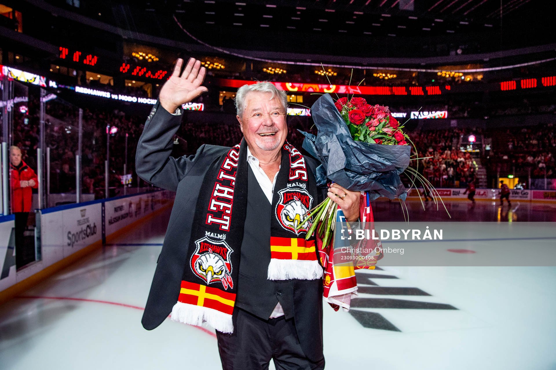 Percy Nilsson hyllas innan ishockeymatchen i SHL mellan