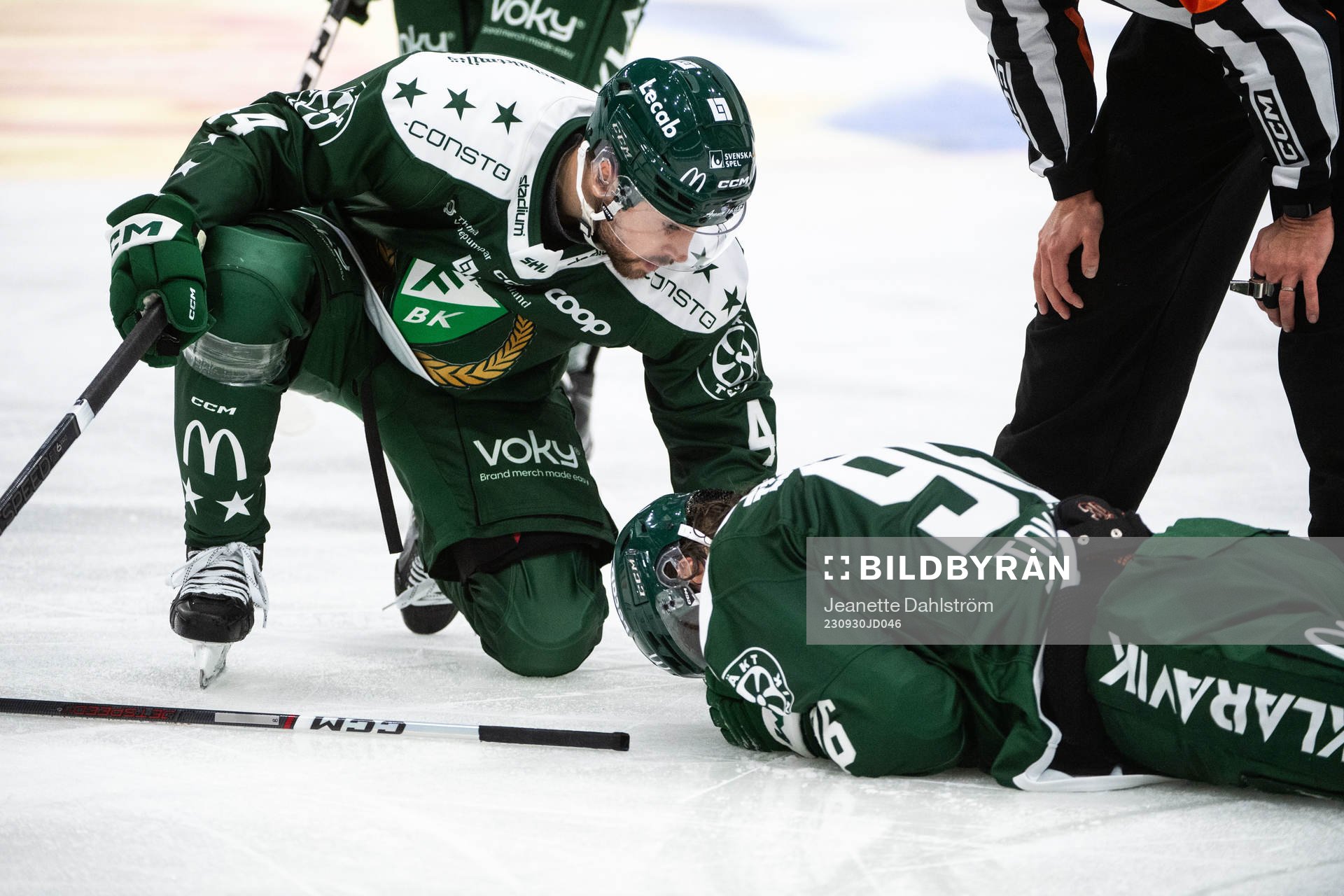 Färjestads David Tomasek har ont bredvid Jonathan Andersson
