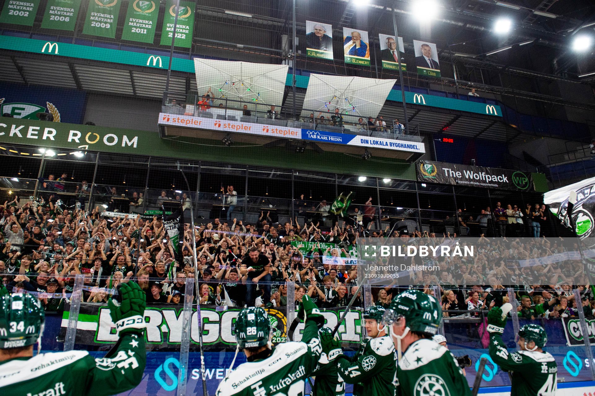 Färjestads supportar jublar med Färjestads spelare
