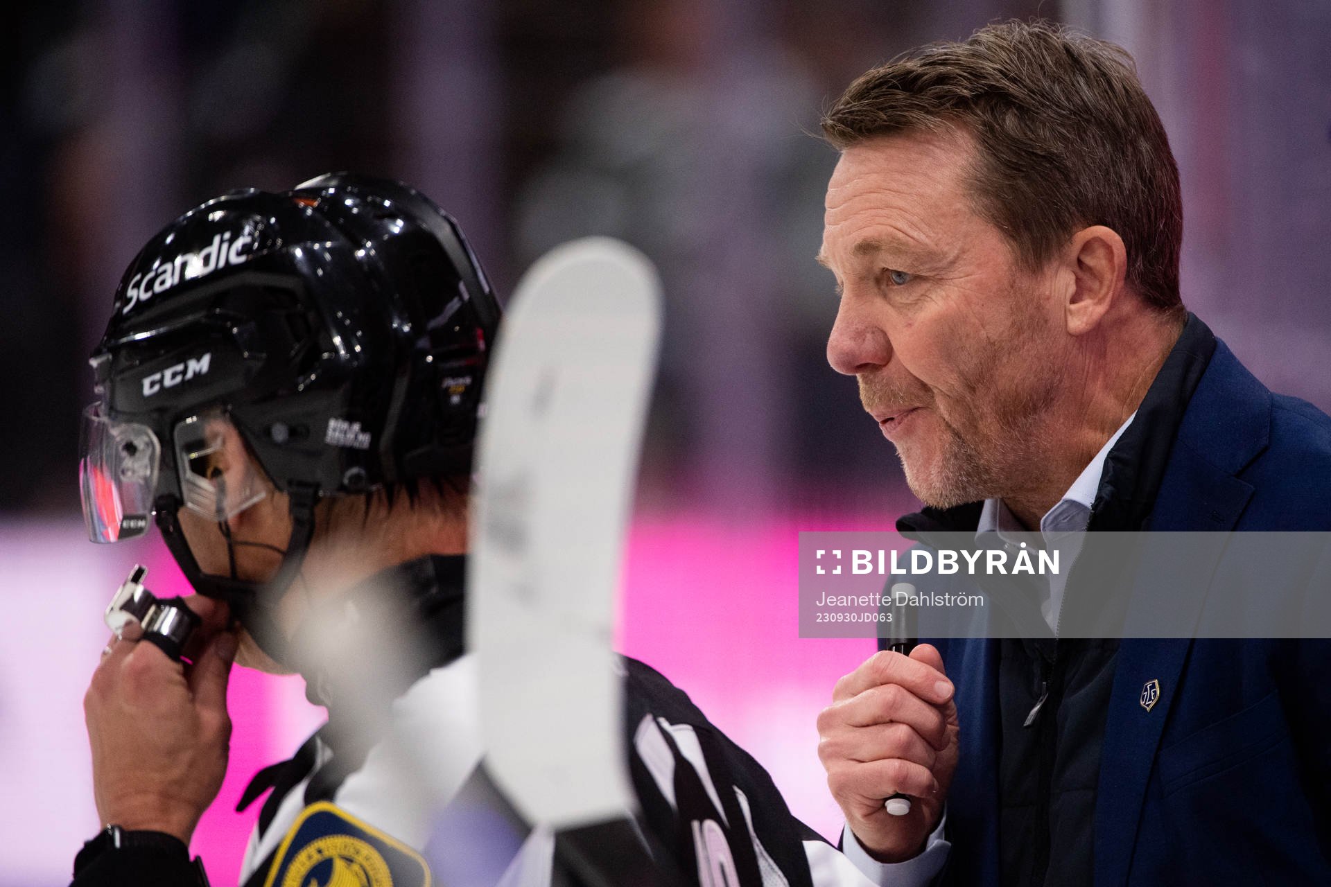 Domare Mikael Andersson och Leksands assisterande tränare