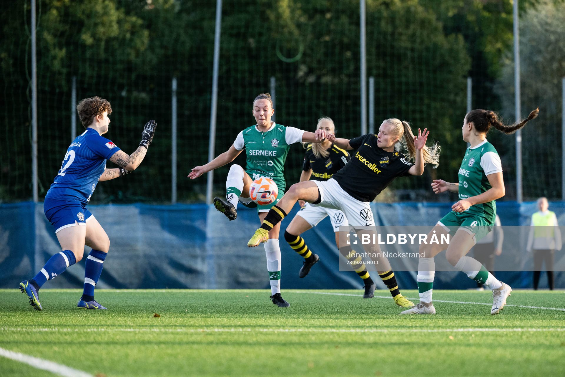 AIKs Nova Selin mot Alingsås Emmy Blomberg och målvakt