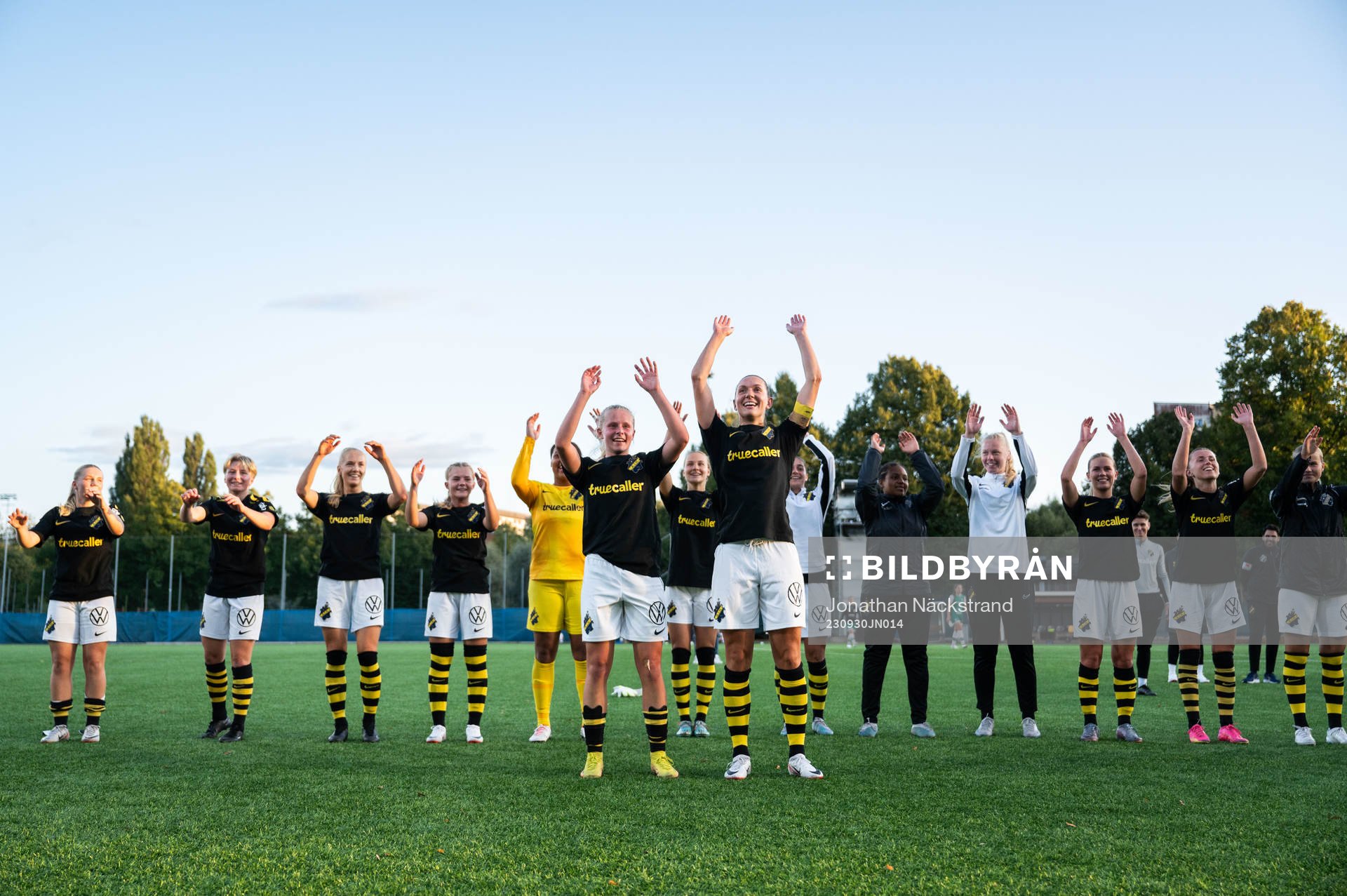 AIKs Jennie Nordin och Nova Selin jublar efter fotbollsmatchen i Elitettan mellan AIK och Alingsås den 30 september 2023 i Stockholm. 