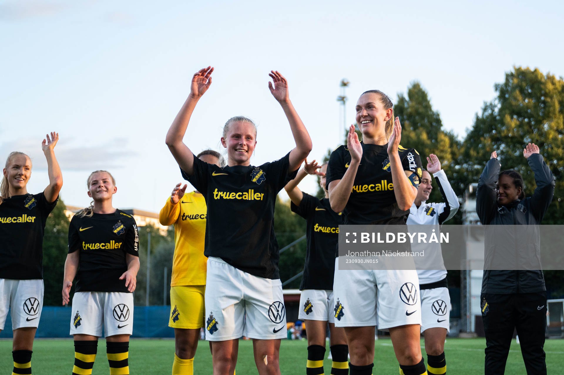 AIKs Jennie Nordin och Nova Selin jublar efter fotbollsmatchen i Elitettan mellan AIK och Alingsås den 30 september 2023 i Stockholm. 
