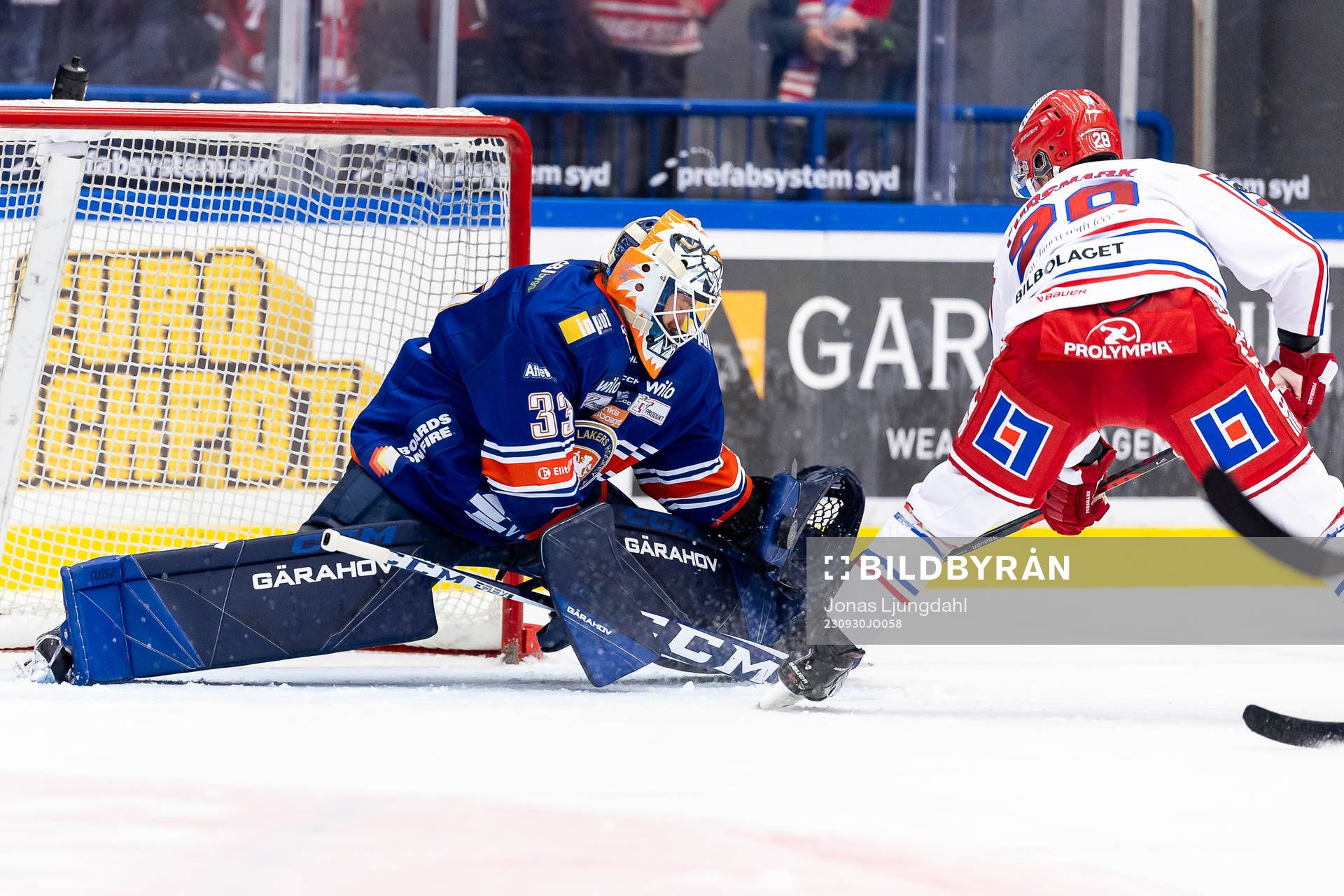 Växjös målvakt Emil Larmi när Timrås Simon Forsmark
