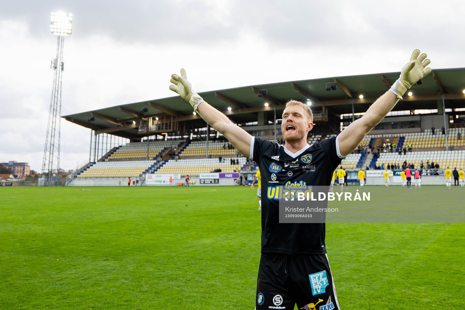 Falkenbergs målvakt Tim Erlandsson jublar