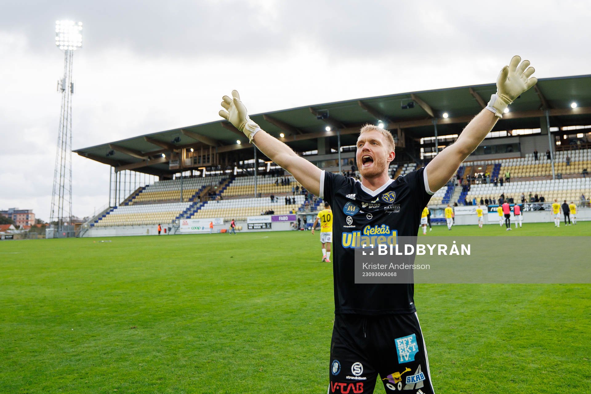 Falkenbergs målvakt Tim Erlandsson jublar