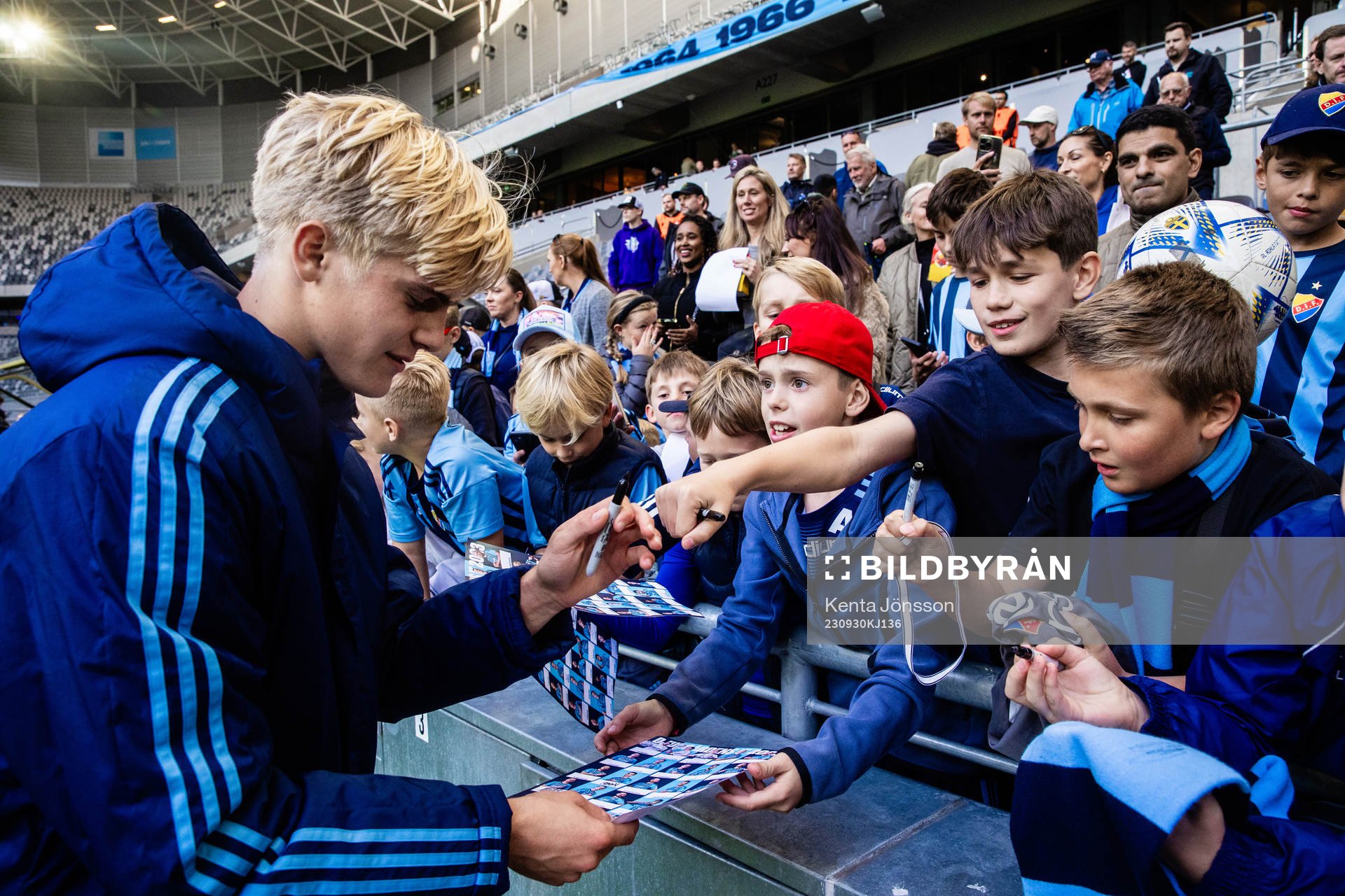 Djurgårdens Lucas Bergvall skriver autografer med