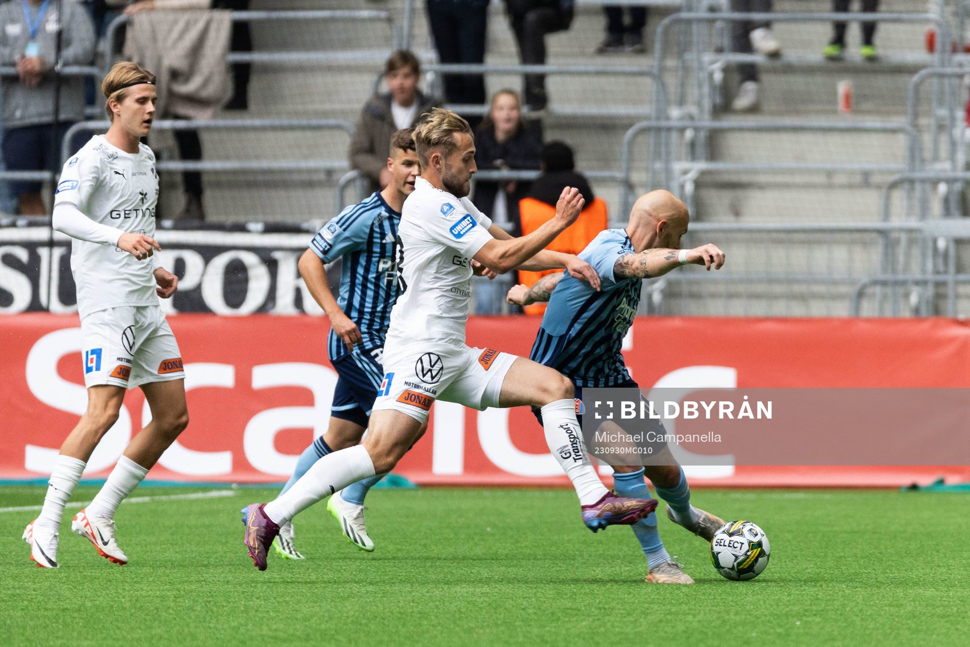 Halmstads Jack Cooper-Love och Djurgårdens Magnus Eriksson