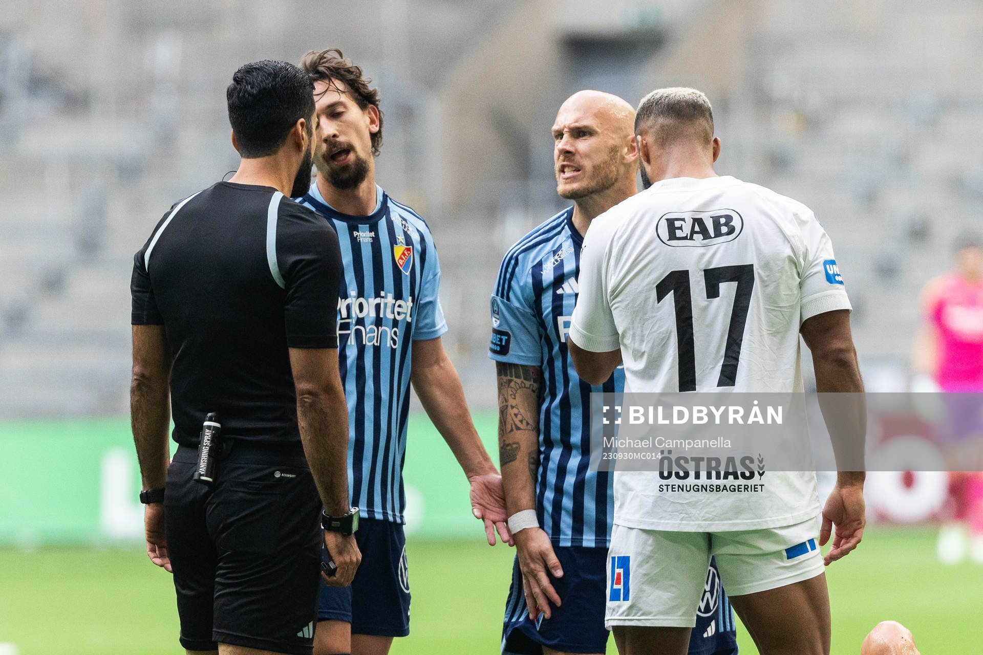 Djurgårdens Gustav Wikheim och Magnus Eriksson reagerar